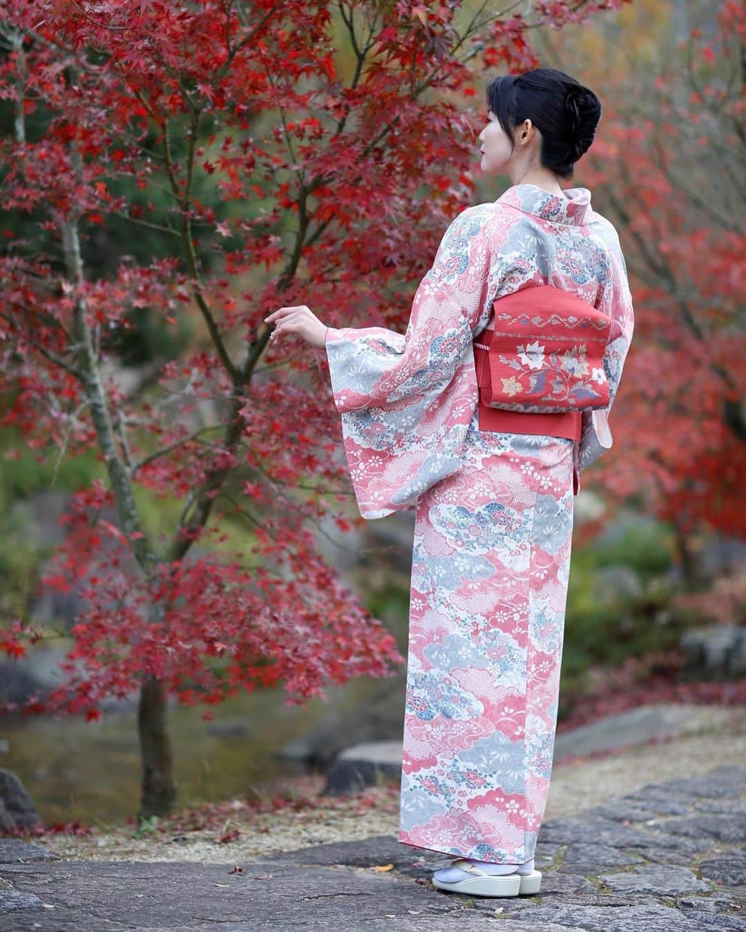 内田有理のインスタグラム：「写真縦バージョン。【着物長身あるある】帯がちょうどの図柄出すのに必死で調整。おはしょり出ない、必死🤦‍♀️笑　お正月用で、けどカジュアルめに👘」