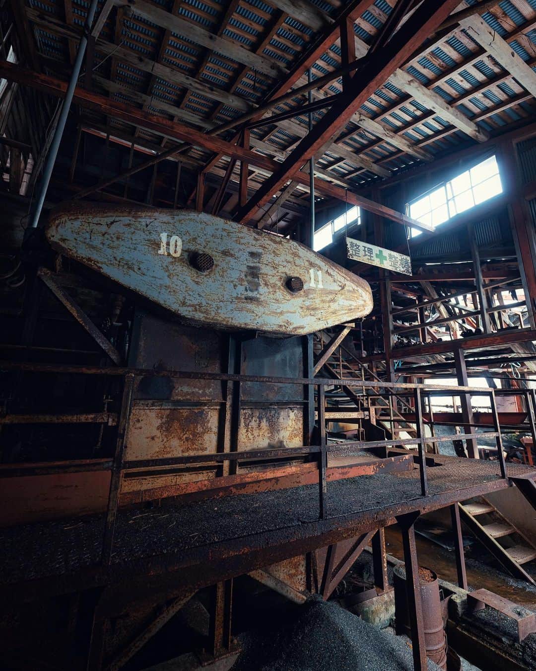 啝 （わ）のインスタグラム：「Abandoned mine 𓆲 𓆲 𓆲 #abandonedafterdark #urbex_supreme #desertedplaces #abandon_seekers_ #urbex_regards #welcometwoneverland #kings_abandoned #abandonedcentral #the_urbex_institute #renegade_abandoned #rsa_preciousjunk #glitz_n_grime #gotrespassing #savethedecay #bandorebelz #abandoned_addiction #abandoned #urbex #global_urbex #urbex_utopia #abandonig #allabandoned #urbex_kings #sombrexplore #grime_lords #urbxtreme #all_is_abandoned #discarded_butnot_forgotten #廃墟 #made_in_decay」