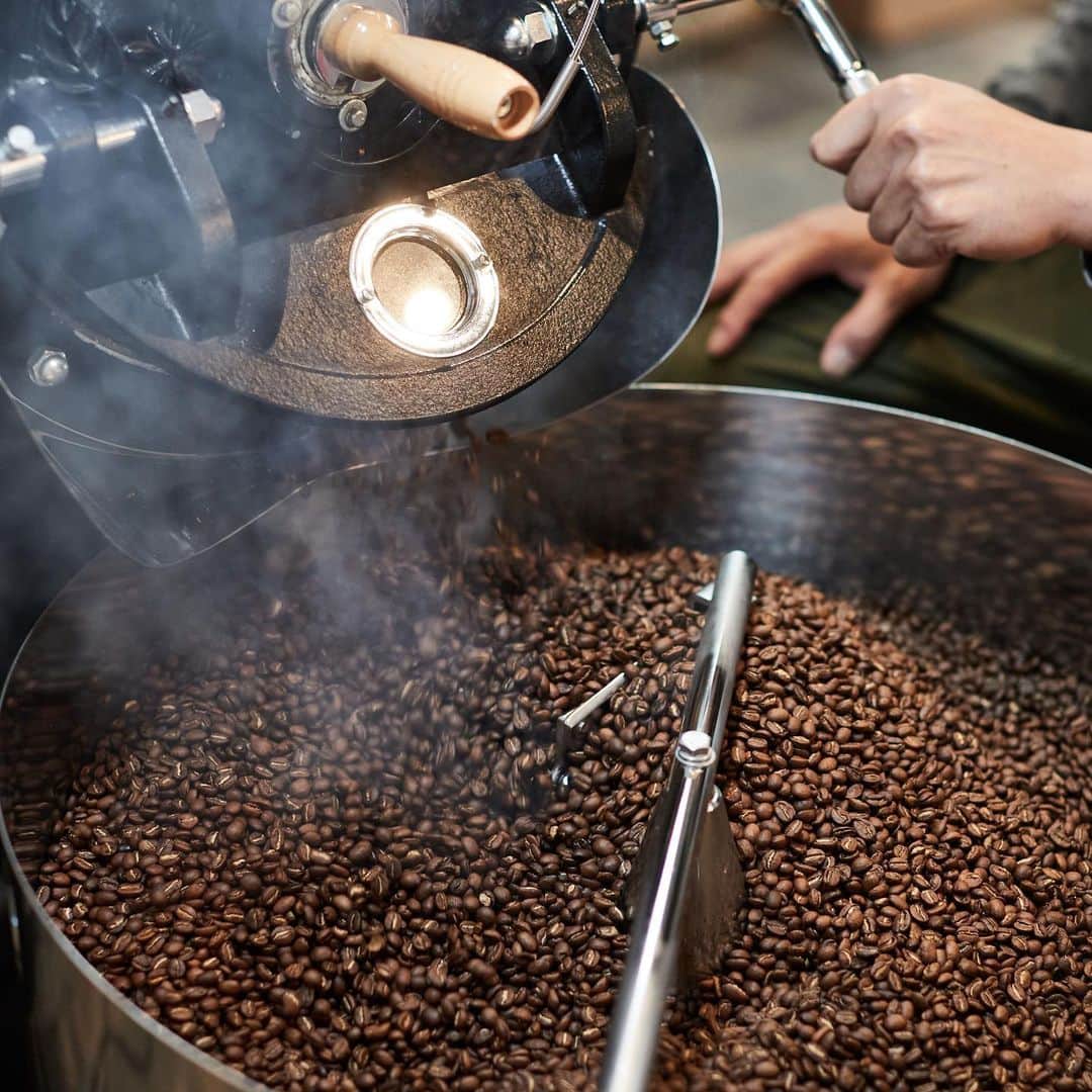 坂口憲二（THE RISING SUN COFFEE）さんのインスタグラム写真 - (坂口憲二（THE RISING SUN COFFEE）Instagram)「◆GOOD MORNING COFFEE‼︎◆  ROASTING ROASTING ROASTING  2021年、焙煎始め🔥  therisingsuncoffee.com  #coffee #coffeebeans  #coffeeroaster  #coffeelab  #coffeeandsurfing  #coffeetime  #coffeelover  #coffeebreak  #coffeeshop  #coffeestand  #coffeeholic  #coffeehouse  #coffee_inst  #coffeemaker  #coffeeshops  #coffeecoffeecoffee  #coffeenclothes  #coffeeaddict  #coffeeculture  #coffeemorning  #coffeemag #specialitycoffee  #TRSC」1月3日 9時15分 - therisingsuncoffee