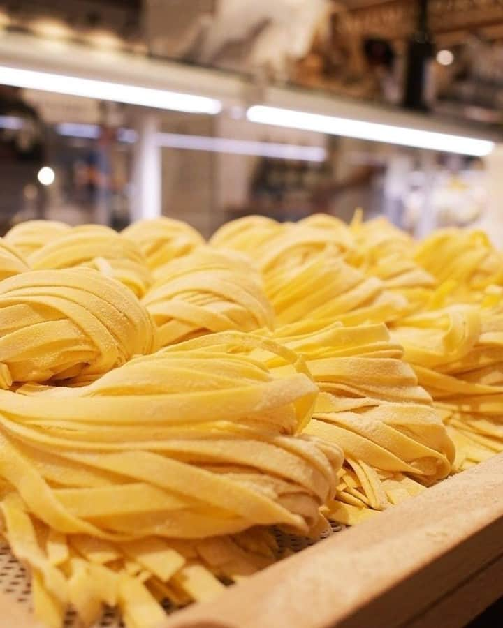 Eataly Brasilさんのインスタグラム写真 - (Eataly BrasilInstagram)「Que a massa é dividida em dois tipos não é nenhuma novidade, não é? Mas você sabe de fato qual é a diferença entre a massa seca e massa fresca?  A principal diferença está no preparo. A massa seca é feita com farinha de trigo e água, possui maior diversidade de tipos e formatos, e, é facilmente encontrada nos supermercados. Já a massa fresca necessita de um preparo artesanal, é mais leve, macia, com sabor único e coloração forte.  Aqui no Eataly você encontra as duas: a fresca, produzida diariamente em nosso setor de massas no primeiro andar, e a seca, vendida em nosso mercado no térreo.   E você, Eatalyano? Prefere a massa seca ou a massa fresca? Conta pra gente aqui nos comentários.  *Neste sábado apenas o nosso mercado está funcionando, das 10h às 22h, mas você ainda pode realizar pedidos através da opção take out ou via delivery pelo iFood*  #eataly #eatalysp #eatalybr #pasta #massa #massaseca #massafresca」1月3日 4時00分 - eatalybr