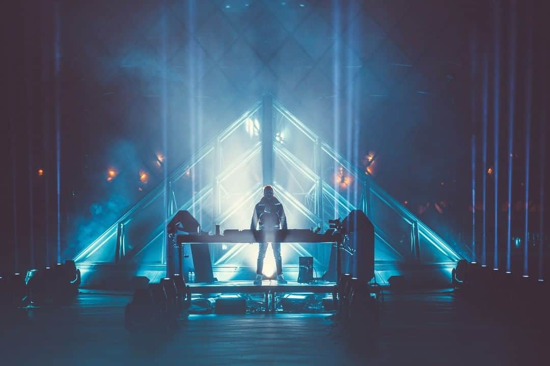 デヴィッド・ゲッタのインスタグラム：「31.12.2020 - Greetings from Paris 🔺 For the full set, check the link in bio . 📷 by @davidpoulainlivephotography」