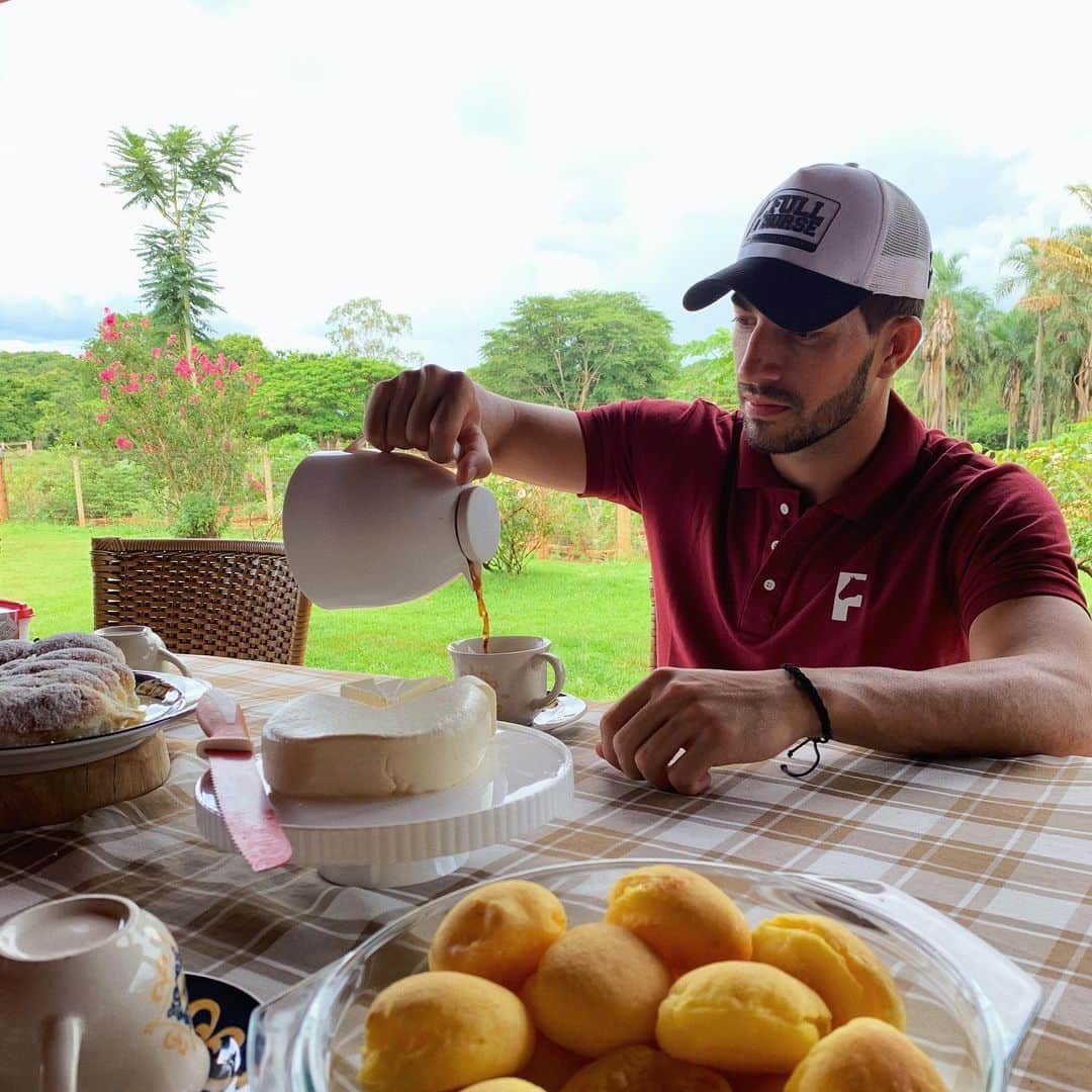 ルーカス・シウヴァ・ボルジェスのインスタグラム：「Começar bem 2021! ☕️ @faz.boladeouro」