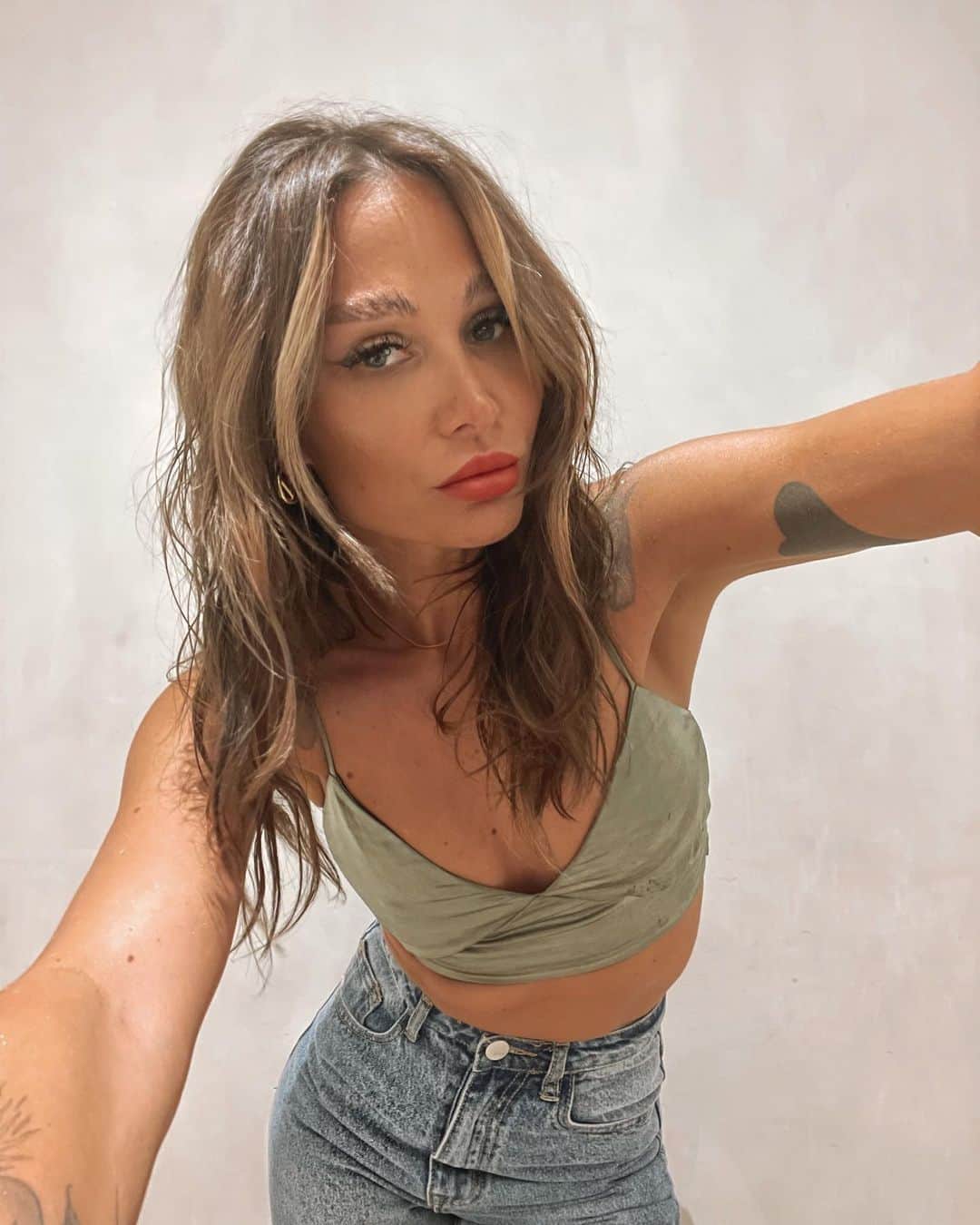 ルー・ティーズデールのインスタグラム：「Beauty breakdown: - Hair dried naturally, added pieces with  @easilockshair tapes and added @lore_originals leave in conditioner on ends. Added bend with @dysonhair Coralle. - Tan @tanologisttan medium water  - Lip @narsissist “Morocco” - Brows @eyebrowqueen browfix - Lashes @hollydollylashes_ @charlies_angels_aesthetics」
