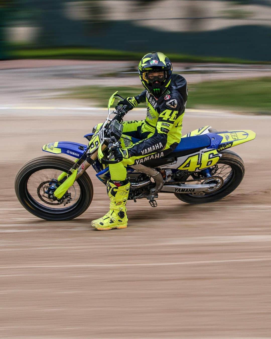 OAKLEYのインスタグラム：「We see you 2021. 🔥 @valeyellow46 #ForTheLoveOfSport」
