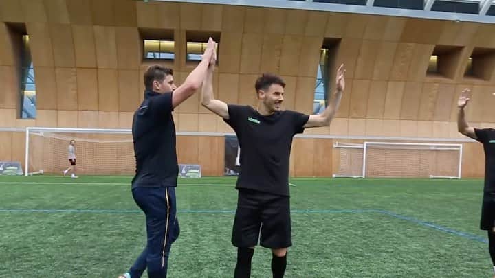 F2Freestylersのインスタグラム：「Poch....one of the nicest guys we’ve had the pleasure to film with! Best of luck at @psg @pochettino #hesmagicyouknow 🔵🔴🔵 #pochettino #psg #mbappe #neymar #F2」