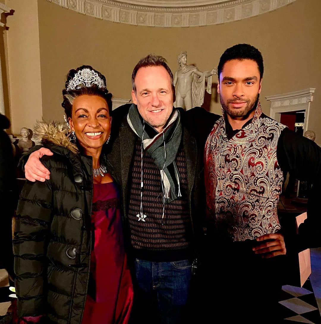 トム・ベリカのインスタグラム：「These two right here...lightning in a bottle. Loved every scene together. @adjoa.andoh.7 @regejean @bridgertonnetflix #bridgertonnetflix  #directorsPOV」