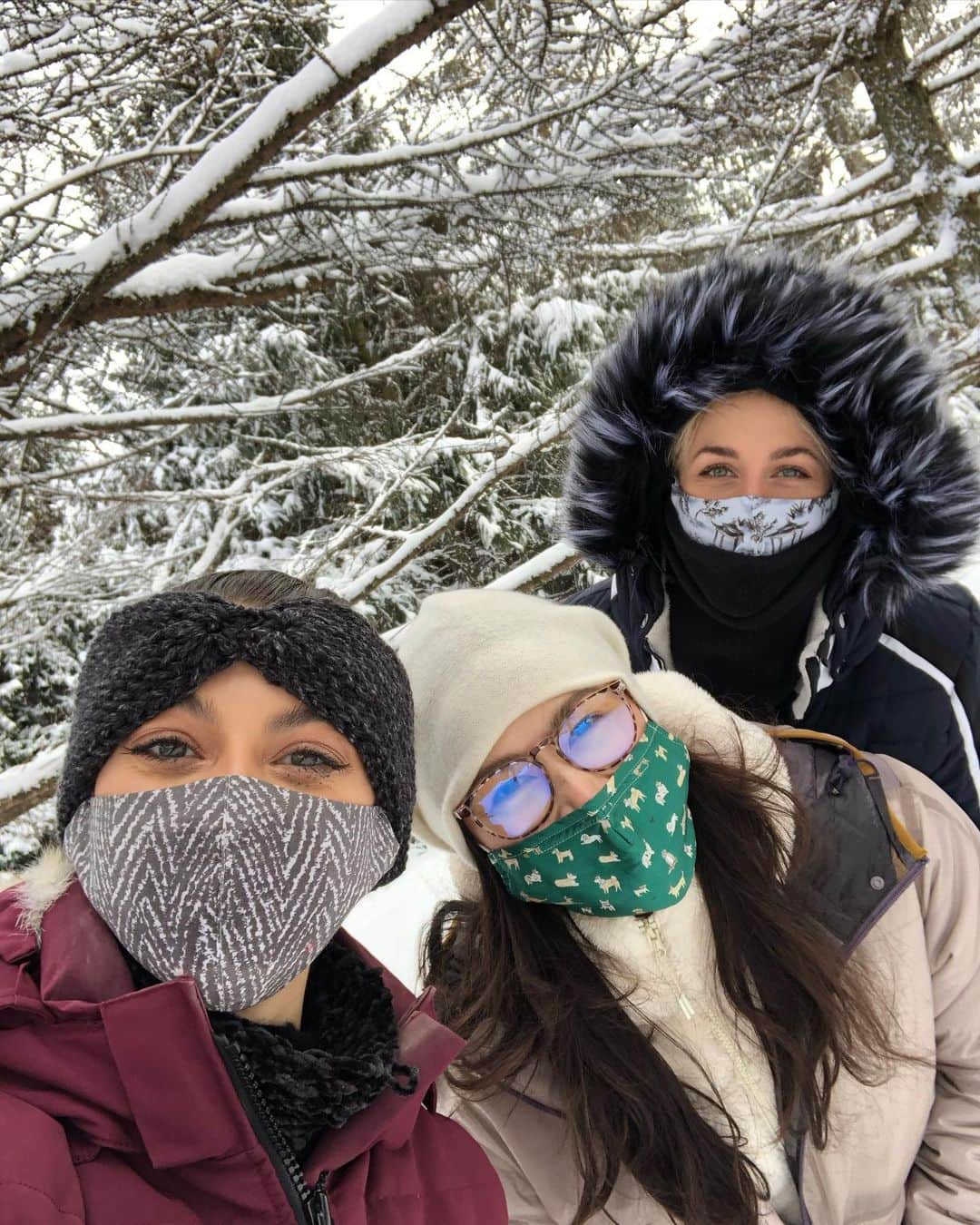 ケイトリン・ホワイエクのインスタグラム：「Happy Saturday feat. multiple Madi’s, fresh snow, and smiles (I promise 😉😷) . . . #kaitlinhawayek #madisonchock #madisonhubbell #hawayekbaker #hubbelldonohue #chockbates #teamusa #icedancers #icedance #figureskater #skater #skate #dancers #teamusa #athlete #usfigureskating #jardinbotanic #botanicalgardens #montreal #montrealcanada #mtl #mtlmoments #patinageartistique」