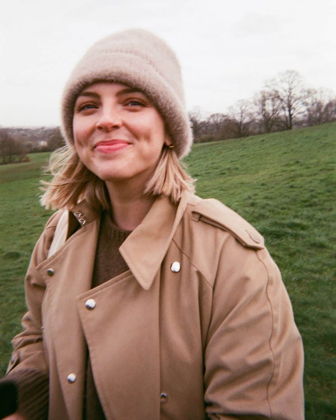 Estée Lalondeのインスタグラム：「This smile looks pre-covid to me 💕 got my film back 💘 and time feels confusing.」