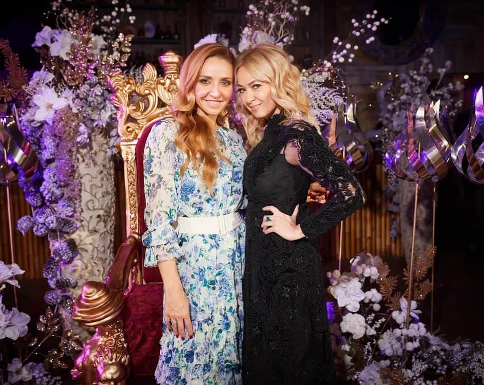 のインスタグラム：「Вот так вот целый день отработала на льду и только к вечеру вспомнила какое сегодня число, но думаю, она меня в этом поймёт! 😅🙈 Дорогая Яна @rudkovskayaofficial, С Днём Рождения!!! ✨ Женщина с большой буквы, филигранно сочетающая женское и профессиональное, лидер по сути,  прекрасная жена и мама, потрясающий руководитель и друг, которая доказала миру, что Невозможное возможно! 👆💯 Железная леди, которая своей энергией, волей к победе, стремлением к лучшему заражает всех вокруг и особенно свою семью! Пусть твоя энергия, сила, желание и воля будут неисчерпаемы! Ваша семья с @plushenkoofficial достойный пример любящей пары и родителей! Будь счастлива! 💕 #ТатьянаНавка #ЯнаРудковская #СДнемРождения #happybirthday #невозможноевозможно」