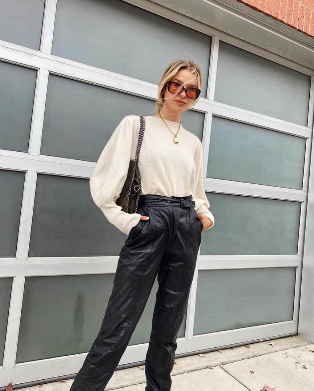 ニコールミラーのインスタグラム：「New year, same level of cozy 🙌🏻 @alougee looking cool and keeping warm in our cashmere sweater.  It’s on sale, btw! #CozyinNMCashmere #NMStyle #samplesale」