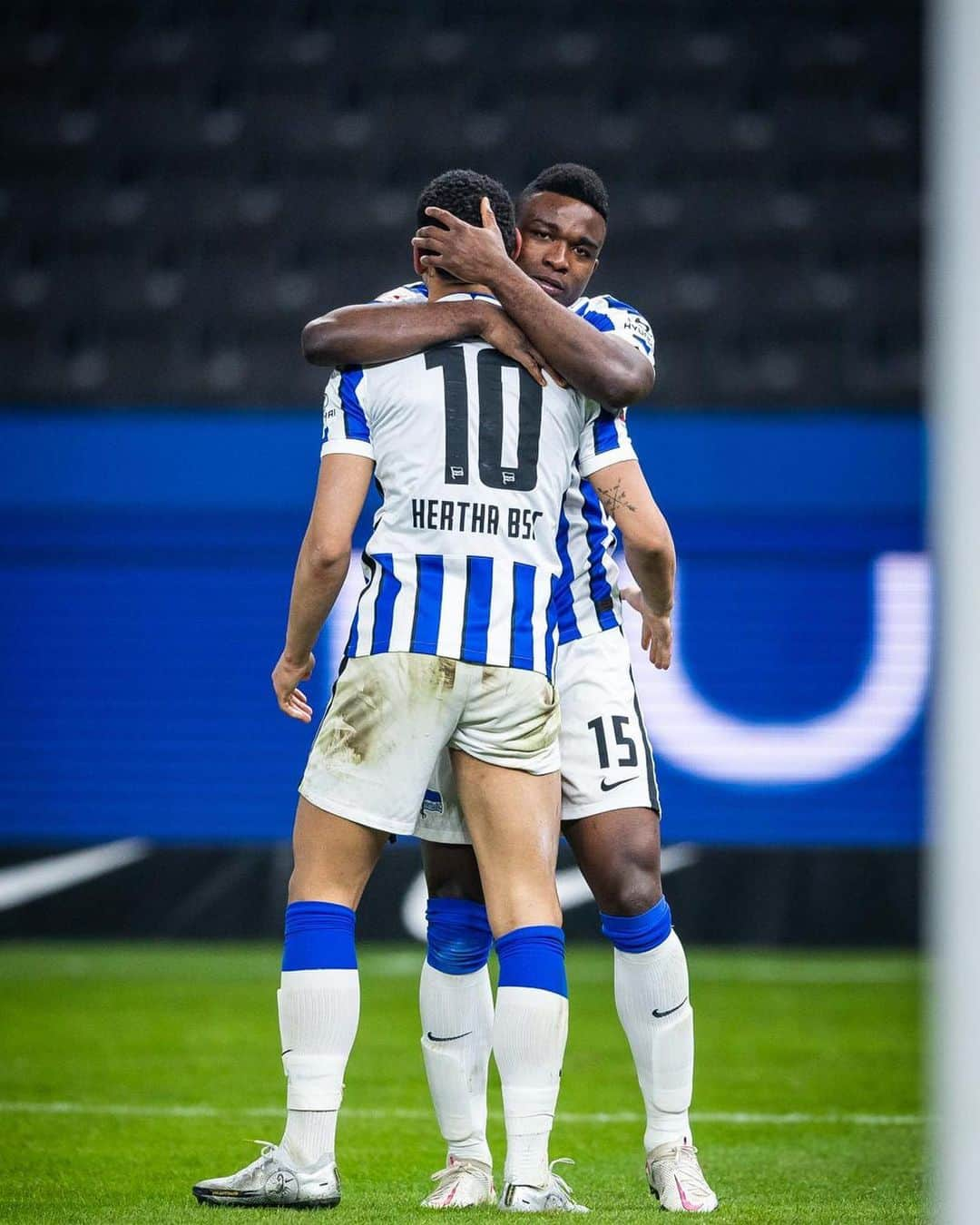 ジョン・コルドバさんのインスタグラム写真 - (ジョン・コルドバInstagram)「Importante empezar el año ganando y marcando vamos @herthabsc  #lagroriaesdeDios🙏🏾⚽️💪🏾」1月3日 4時52分 - jhoncordoba9