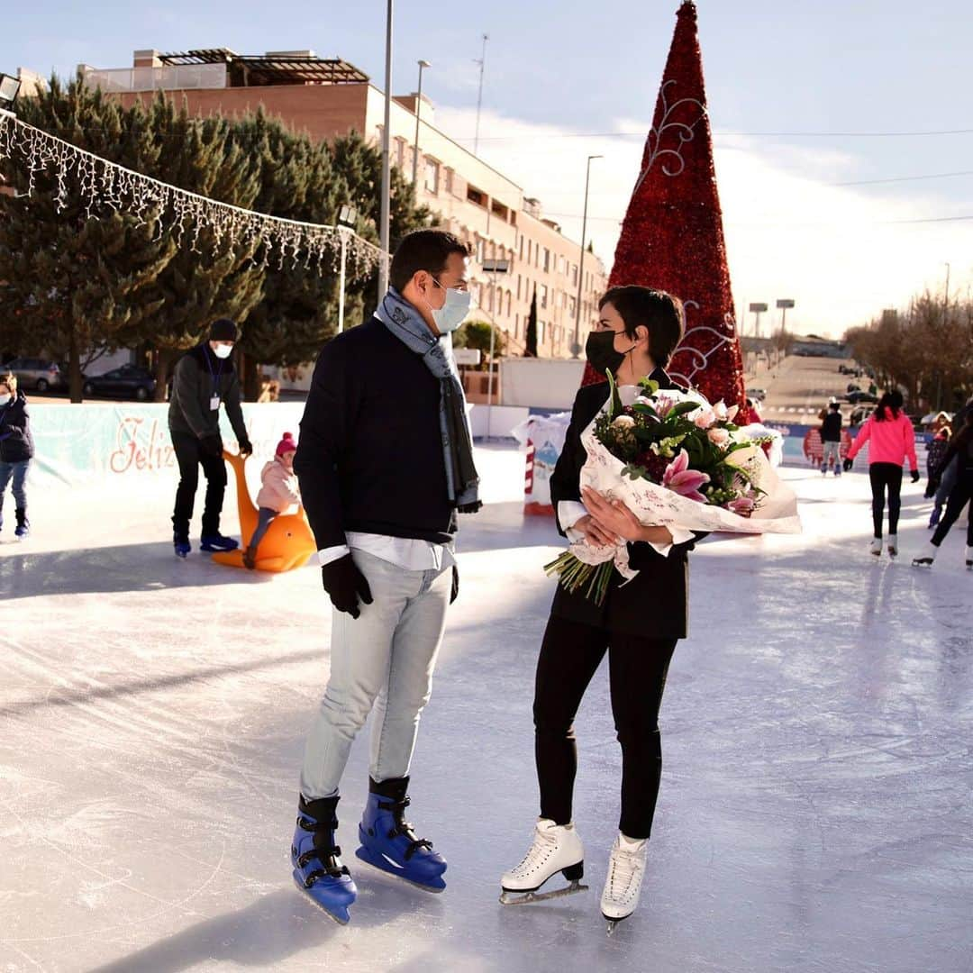 サラ・ウルタドさんのインスタグラム写真 - (サラ・ウルタドInstagram)「Gracias @ayto_las_rozas por traer el hielo a casa un año más 🙌🏻⛸   Después de un 2020 tan difícil, comenzar el 2021 viendo disfrutar a la gente con mi deporte es todo un regalo 🎁♥️  #felizañonuevo #sobrehielo」1月3日 4時59分 - sarasobrehielo