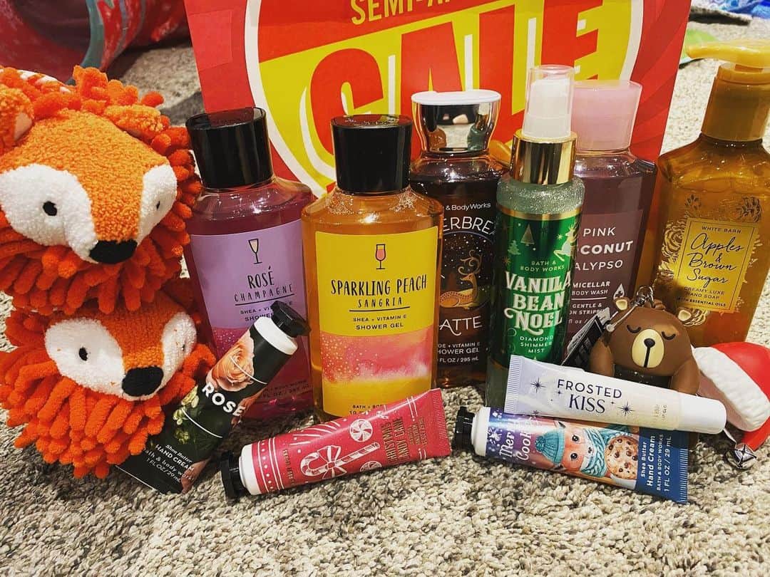 Bath & Body Worksさんのインスタグラム写真 - (Bath & Body WorksInstagram)「Grab your 🔎 and get ready for a Semi-Annual Sale treasure hunt! Comment 👇 your Sale finds!   Limited quantities available. Selection may vary by store.」1月3日 5時01分 - bathandbodyworks