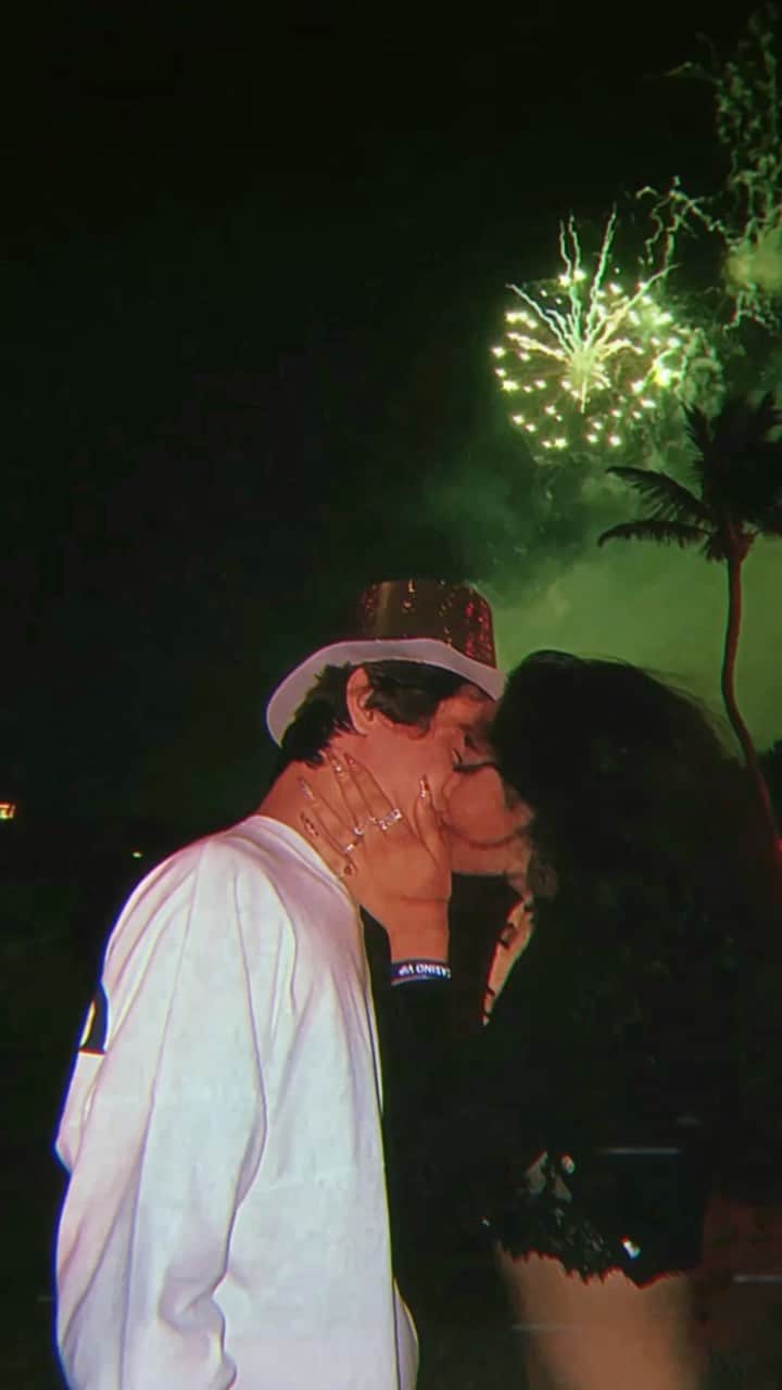 のインスタグラム：「/ NYE KISS - 2021 ❤️ featuring: @luvanthony @avani 🎉」