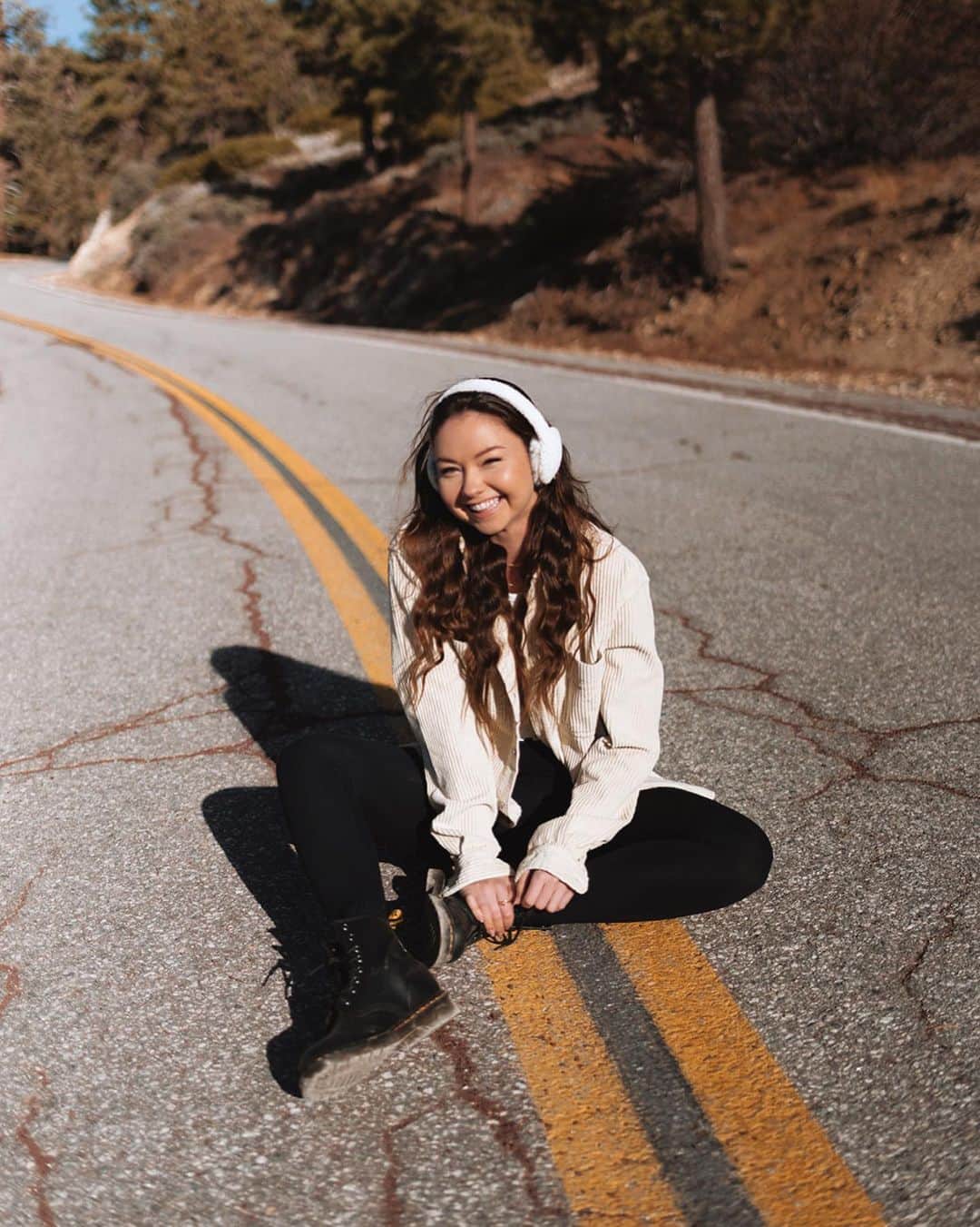 Meredith Fosterのインスタグラム：「When you walk with the God of creation you are more than a conqueror! No more walking around defeated but rather standing in the authority & freedom that has been given to us through Jesus. This year I spent most of my time seeking, worshipping, and becoming bffs with my maker. Through this rebuilding of relationship He revealed to me who I am: His daughter. That my body is a temple and home to the Holy Spirit. That my true worth and identity are found in Him alone.   When you invite Jesus into your heart, acknowledge He paid the price for your sins, and decide to follow after Him you become a new creation! “Therefore, if anyone is in Christ, the new creation has come: The old has gone, the new is here!” (2 Corinthians 5:17) (Romans 5:8) He crowns us with confidence. His peace lives inside of us. His perfect love casts out all fear. When we are weak He makes us strong. His spirit that lives inside of you is more powerful than the one set out to destroy. He holds the future and will finish the work he started. Now we can live by His truth not our fleeting feelings. Remembering there is purpose in our pain and joy comes in the morning! Walking into 2021 by faith not by sight and praising Him in the middle of trials because if we share in His suffering we share in His glory (Romans 8:17)  God is faithful and His love chases you down!!!」