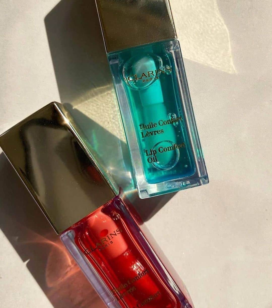 CLARINSさんのインスタグラム写真 - (CLARINSInstagram)「Which Lip Comfort Oil is your go-to shade? 🍓Red Berry? ❄️Mint?  Photo: @inside_beautiful  #clarinsmakeup  #makeup  #clarins」1月3日 5時04分 - clarinsusa