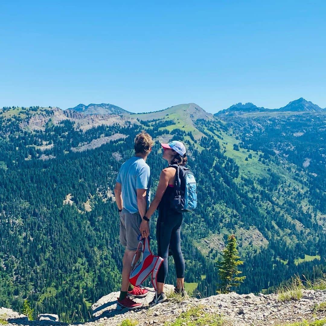 ダニエラ・ルーアのインスタグラム：「My hubby, my man, my partner in every venture and adventure, my bestest friend, my one and only, my all. Happy 45 fofinho, I love you endlessly ♥️ . Meu maridão, meu homem, meu parceiro em todas as aventuras, meu melhor amigo, meu amor único, meu mais que tudo. Parabéns fofinho, amo-te infinitamente ♥️ . #thisis45 #idaho #hike #grandtarghee #summer #quarantine #myman #love #inlove #thisisforever」