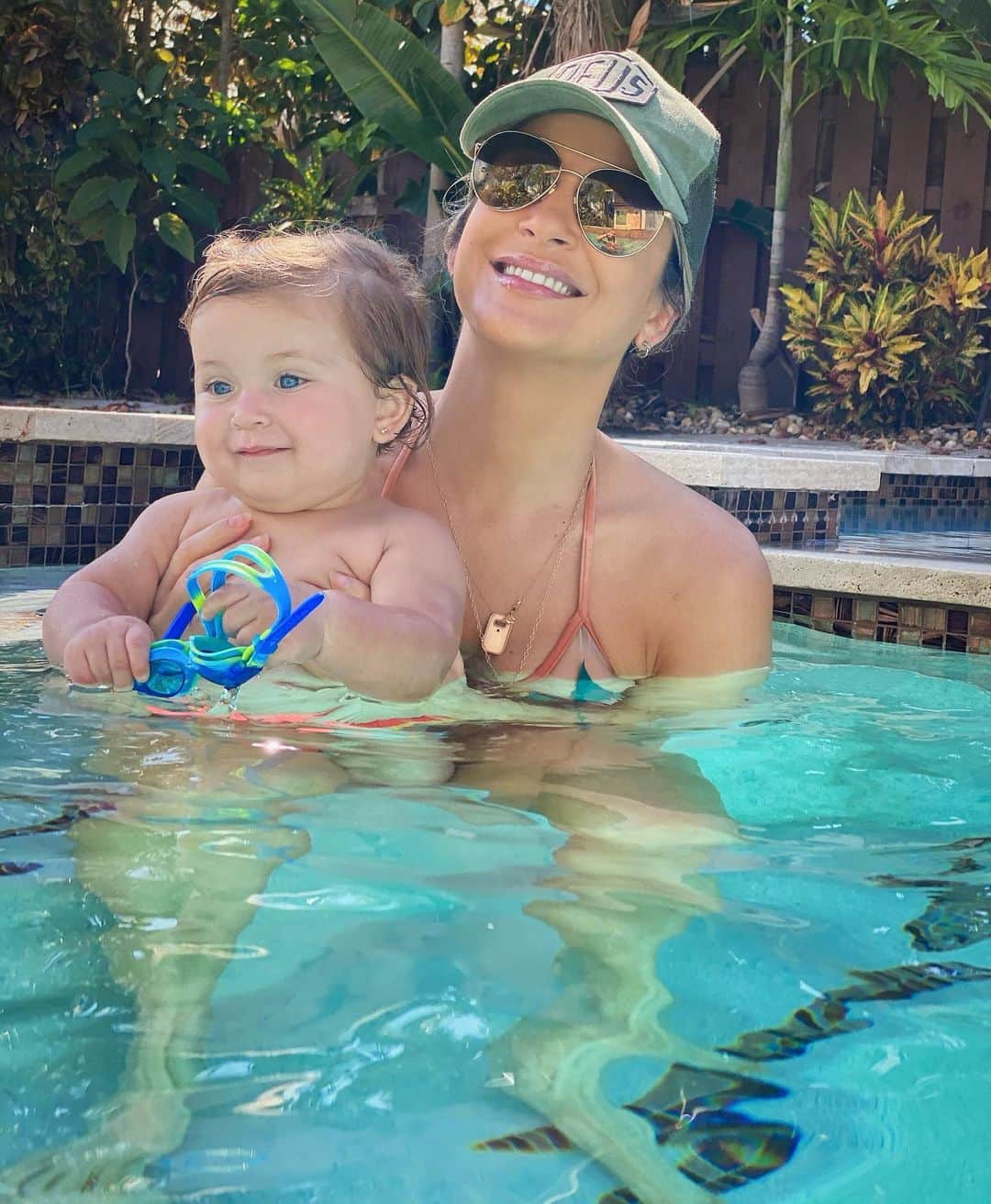 Claudia Leitteのインスタグラム：「Eu e ela. Ela e eu. 🥰 A música que tava tocando nesse dia era #Afrontosa. Escute aí na sua plataforma favorita.」