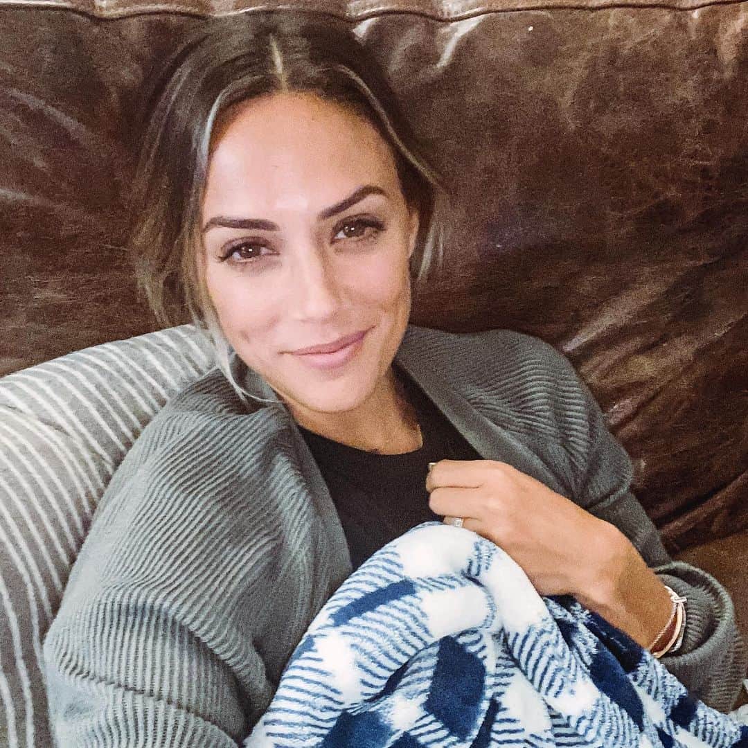 のインスタグラム：「Taking advantage of a quiet house and binging nextflix. I’m on @bridgertonnetflix right now. What should I watch next?」