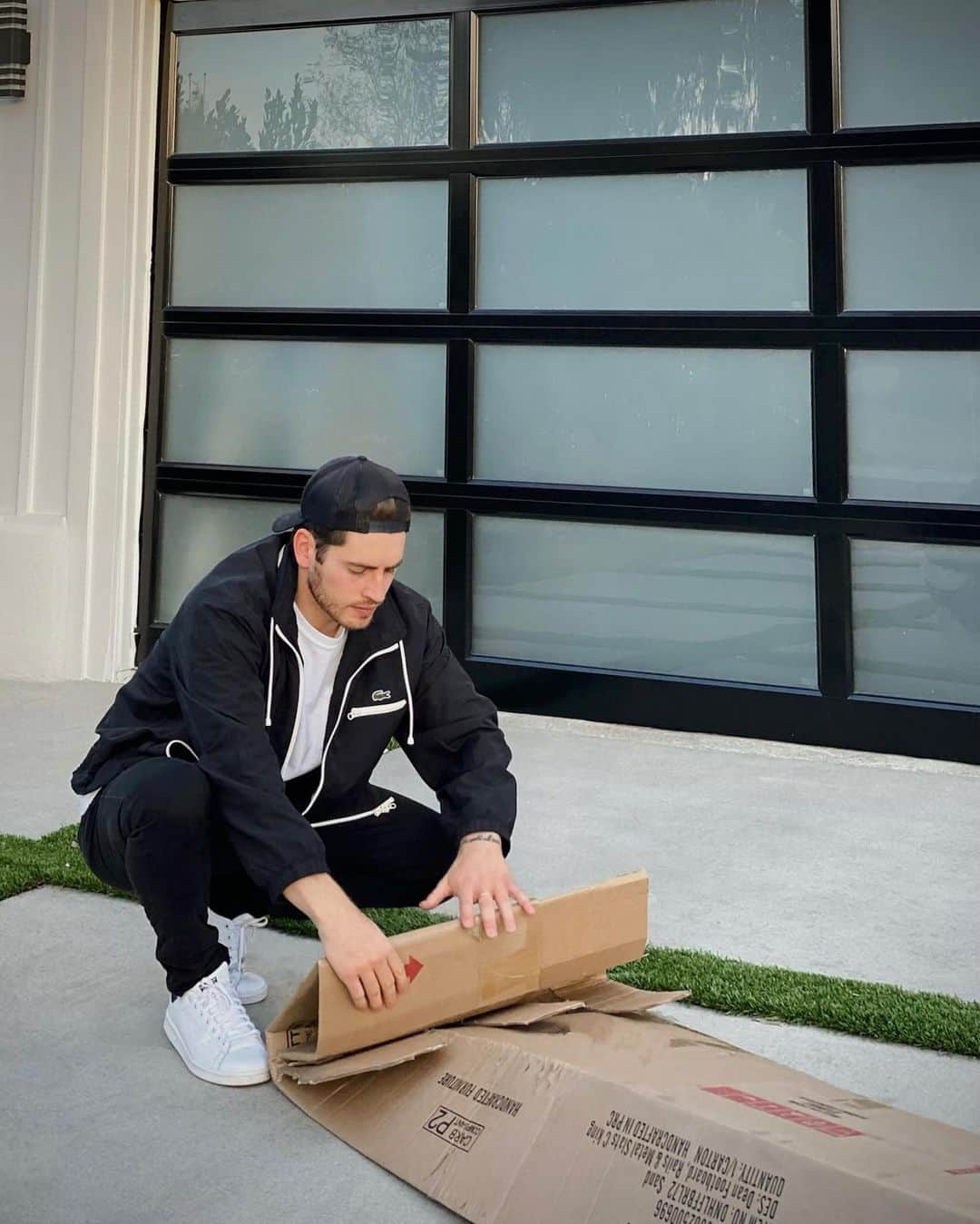 グレッグ・サルキンのインスタグラム：「Still renovating! I love flipping homes, and can’t wait to continue in 2021..hoping it’s a bit easier than doing it in 2020🙌 shout-out to @raynorgaragedoors for helping me  finish the garage. Love these doors!」