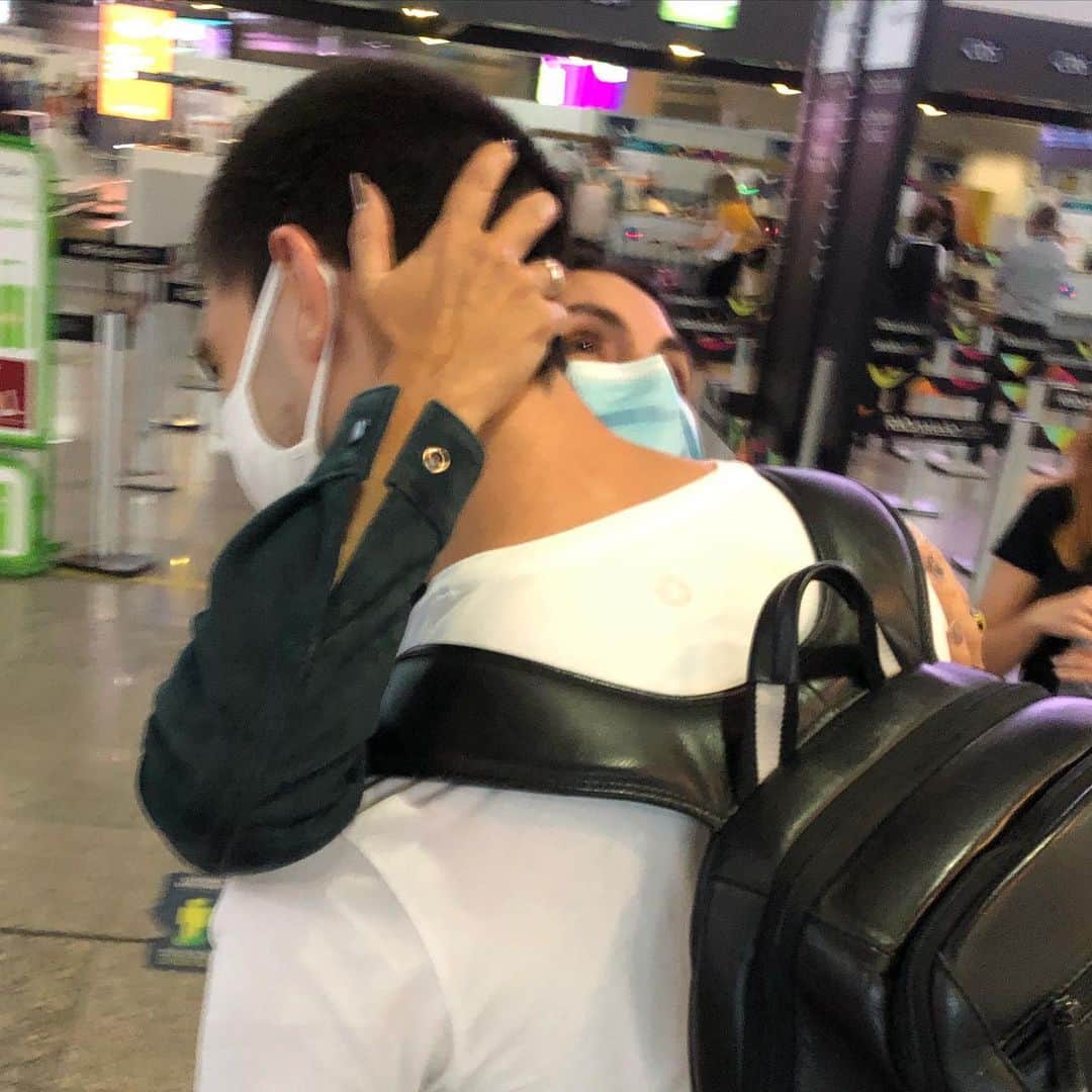 ファチマ・ベルナルデスのインスタグラム：「Que poder tem um abraço. Meu filho e a namorada embarcaram hj pra França pra recomeçar os estudos, depois das férias  de Natal. Não sabemos quando vamos nos reencontrar por conta dessa pandemia, mas o amor envolvido nesse abraço vai nos dar força pra esperar. Boa viagem, Vini. Boa viagem, @thalitinha.mm. Vão com Deus.」