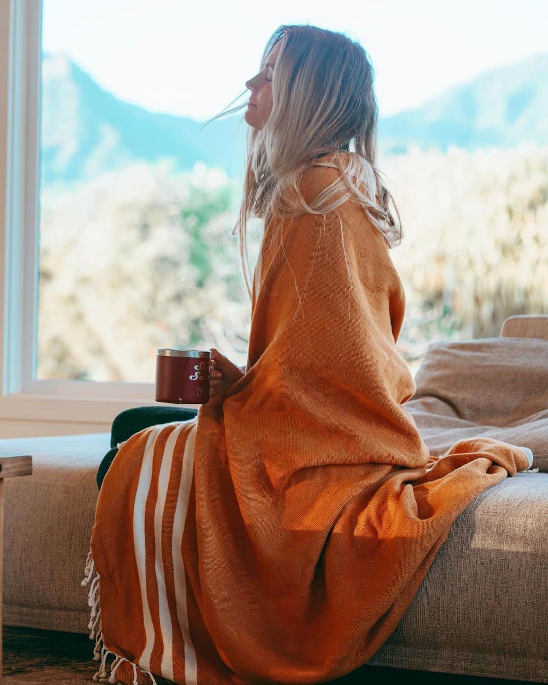 アラナ・ブランチャードのインスタグラム：「GIVEAWAY!!! Today I have teamed up with one of my favorite brands @sand_cloud for a giveaway. They have the best Towels, blankets and sustainable mission. They will be giving away a $100 gift card to 10 lucky winners! 🎉  How to Enter:  1. Tag your 2 best friends  2. Follow both @sand_cloud & myself   *unlimited entries if tagging new friends!  Giveaway ends in 72 hours! Winner will be announced on 1/6/21」