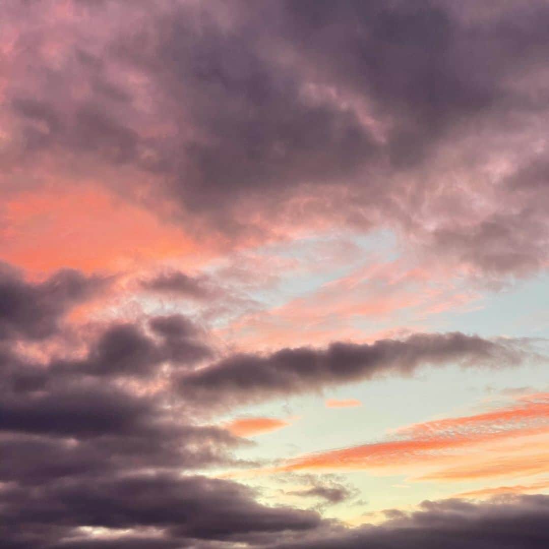 ペオニー・リムのインスタグラム：「Let’s hope for a brighter tomorrow.」