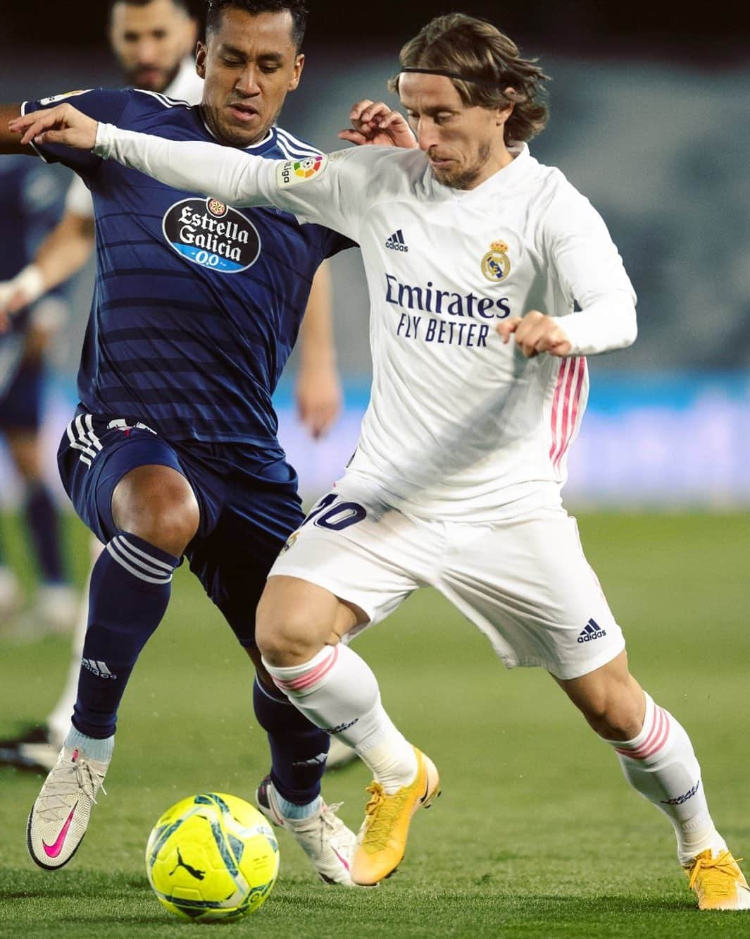 LFPさんのインスタグラム写真 - (LFPInstagram)「🔥 @renatotapiac 🆚 @lukamodric10 🔥  #LaLiga #LaLigaSantander #RealMadrid #Celta #Modric #Tapia #Football」1月3日 5時58分 - laliga