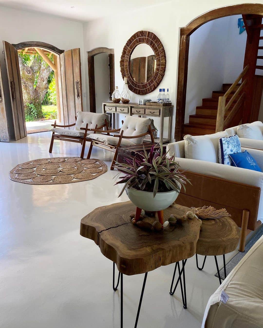 のインスタグラム：「great scapes ❤️ nem é publi, nem é permuta porém essa casa que estamos ficando é tão maravilhosa que não dá pra não repassar a dica! Muito charmosa e @tecavinhas perfeita tá cuidando muito bem da gente...é cada moqueca que meu Deus! @casa_cumaru 😍 #trancoso #ccotrancoso」