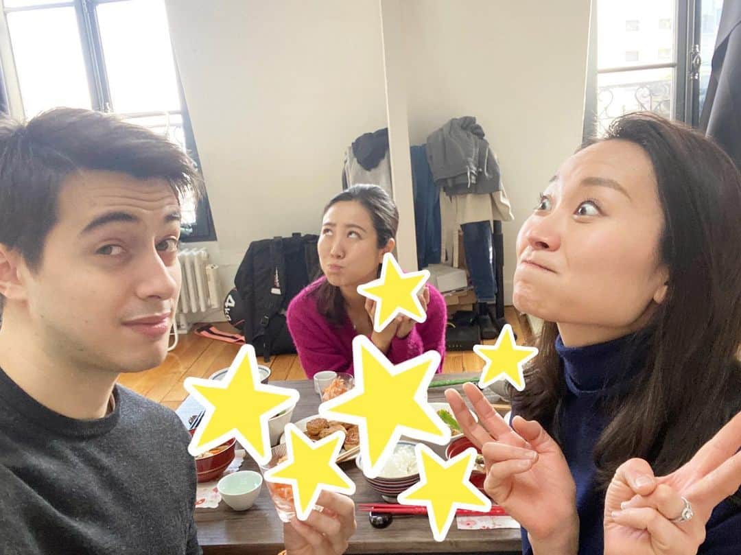 荒尾茉紀のインスタグラム：「ふたばの皆んなー🎶ミッチーだよ😆フランスで仕事しながら逞しく生活してる姿に感動&尊敬🙇‍♀️✨今日は日本食を作ってくれました😊気になる料理は……2・3枚目❗️ すごくない？✨✨イケメン彼氏（中身までイケメン）も『俺はフミコと付き合えてスーパーラッキーな男だ』と連呼してた💕キャーーー😍  #同級生 #料理上手 #ふたばっ子 #お正月料理 #海外生活でも日本の食卓 #フランス #パリ #france #paris #japanesefood #happynewyearfood」