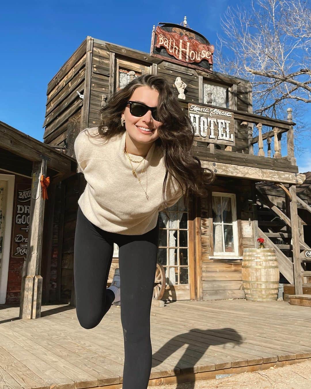ジェシカ・ジェーン・クレメントのインスタグラム：「Big belated thank you for all the birthday wishes on NYE, and Happy New Year to all of you! Here’s to a year of continued growth, and to filling the world with more love! ❤️2021❤️ Quick story behind these pictures if you’ve made it this far! This was my first time in Pioneertown, and I discovered my Fiancé’s grandparents owned a candy shop here back in the day! Unfortunately the shop isn’t still there but swipe👉🏻 to see the sugar I did get 😚」