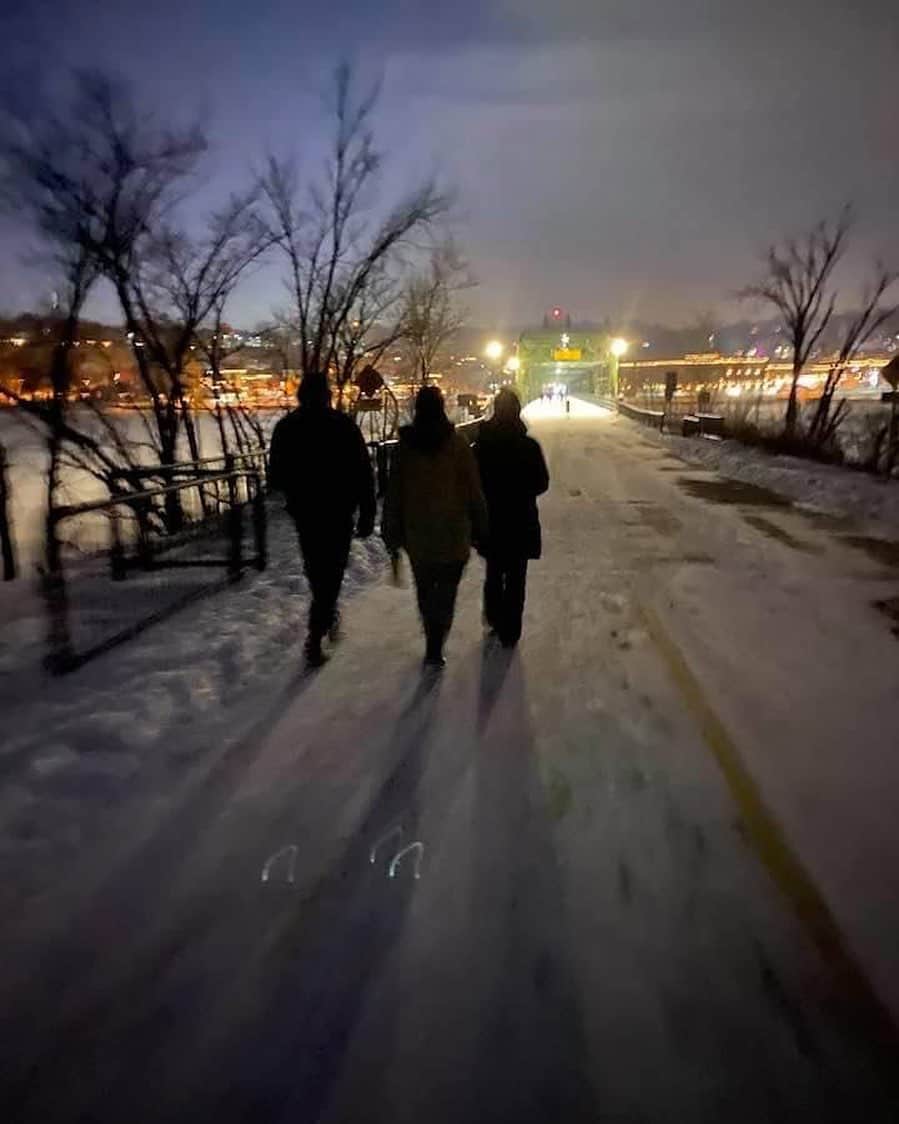 Jonahmaraisのインスタグラム：「my momma took this photo of my sisters and me walking into our home town last night and i can’t stop looking at it, it’s so magical.」