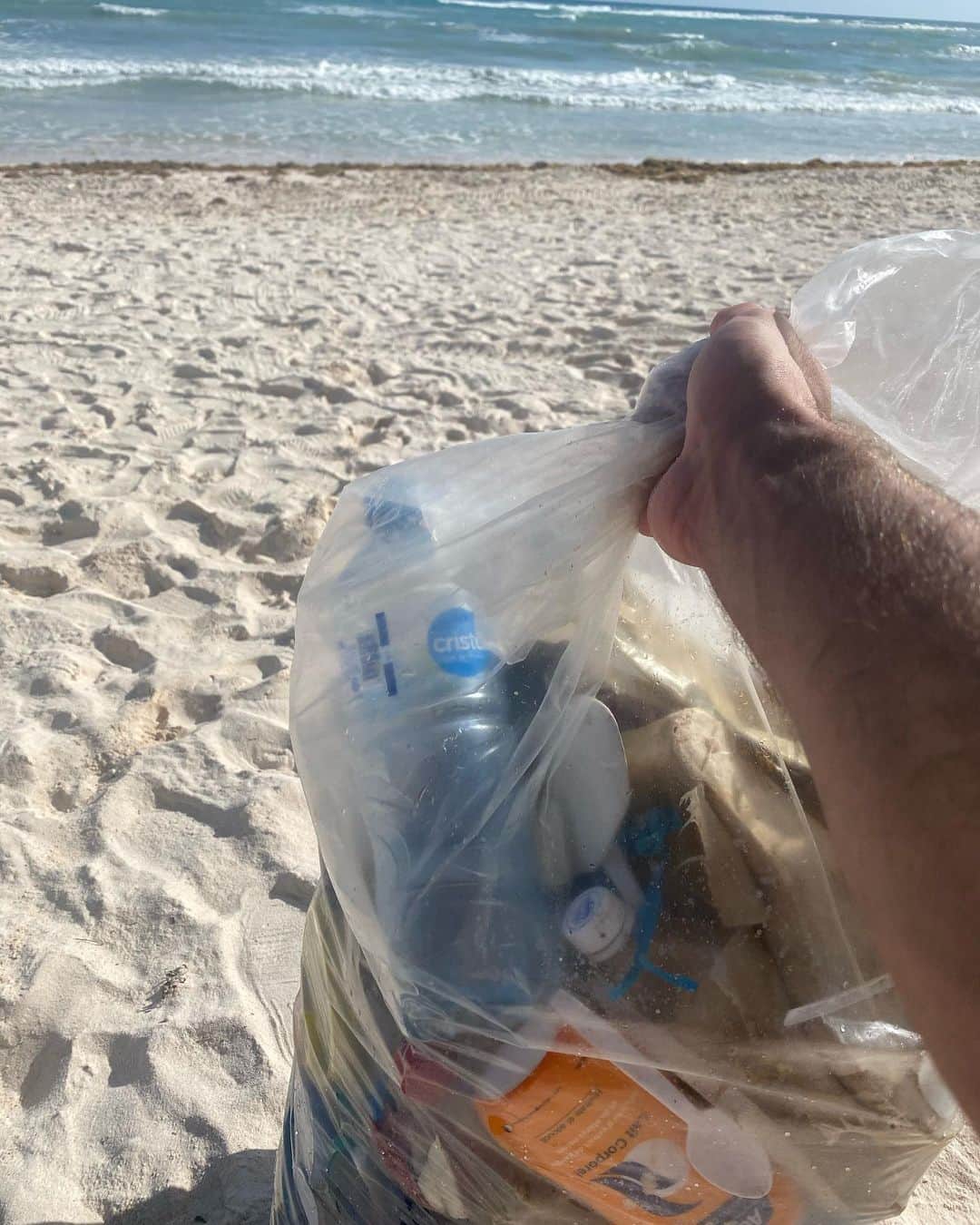 ジャン＝エリック・ベルニュのインスタグラム：「Not an "instagrable"picture but posting this for my followers to send you the following message: I started to clean the beach from the plastic there was, it took very little time before someone joined me, and an other one, and so on... in 1 hour we packed many of those bags full of garbage people throw in the nature. So to those who think a bottle cap is so little that no one will see the difference, think about it, what if everyone would do the same? And for those who clean and are respectful, thank you 🙏🏼」