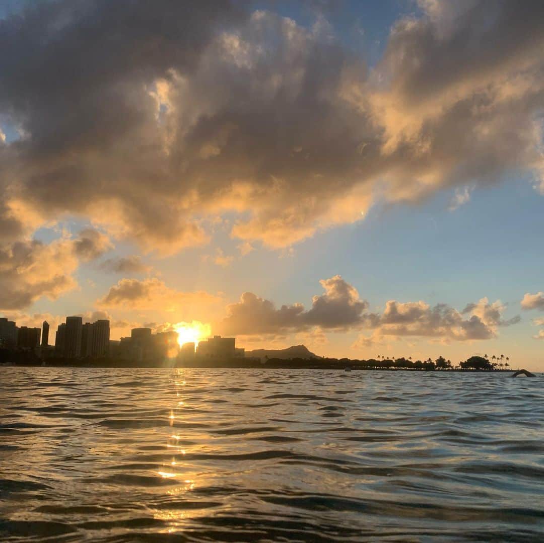 飯島寛子さんのインスタグラム写真 - (飯島寛子Instagram)「2021 First swim at Ala Moana beach. まるで禊ですね。 #swim #alamoanabeach #sunrise  #朝泳ぎ　#ハワイ暮らし」1月3日 6時19分 - hirokoiijima