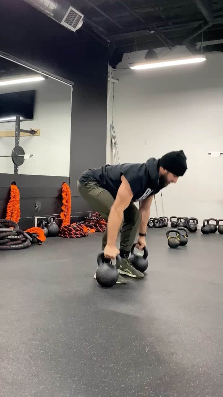 ショーン・ブースのインスタグラム：「The year of the recovery 😏 Here’s a fun KB combo we did in today’s “Saturday Special” @boothcampgym workout .. . If you’ve ever wanted to try BC, now is the time!  We’ve got some great deals to kick off the new year. Head to our page and check em out 👊🏼 @boothcampgym #BOOTHCAMPteam」