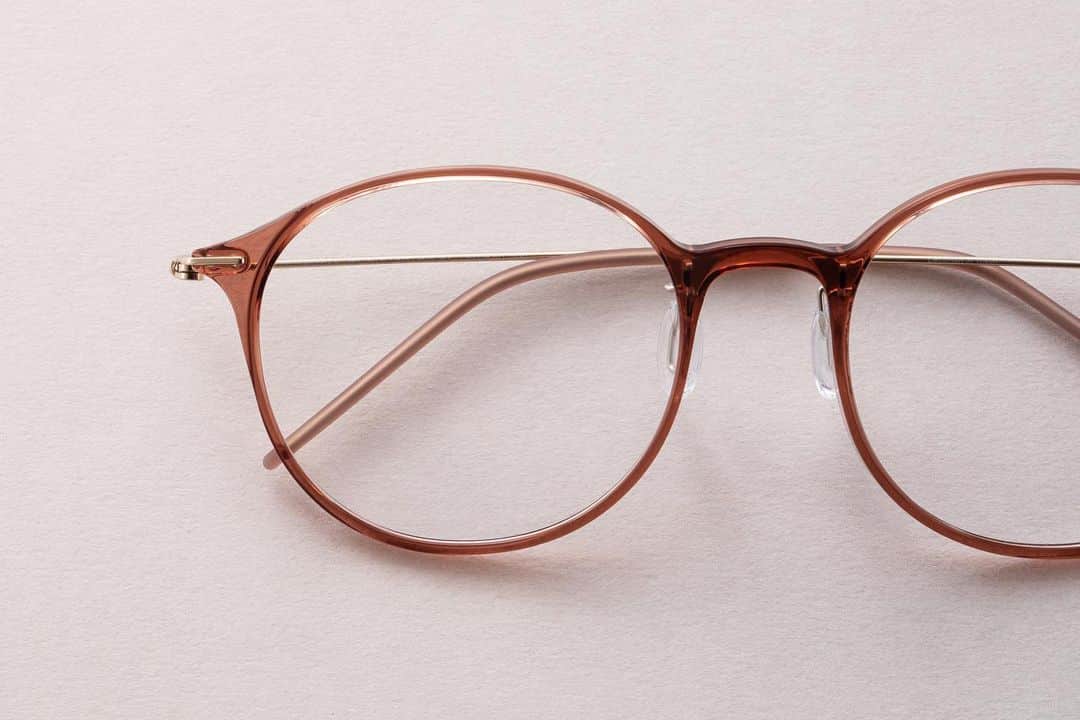 JINSのインスタグラム：「New year, new trends 💃👓  Start 2021 off right with lightweight glasses, the latest vogue in eyewear style. This Ultra Light Airframe is fashionably lightweight, featuring a chic round shape and weighing in at just 5 grams! Check the #linkinbio for more lightweight styles #Airframe」