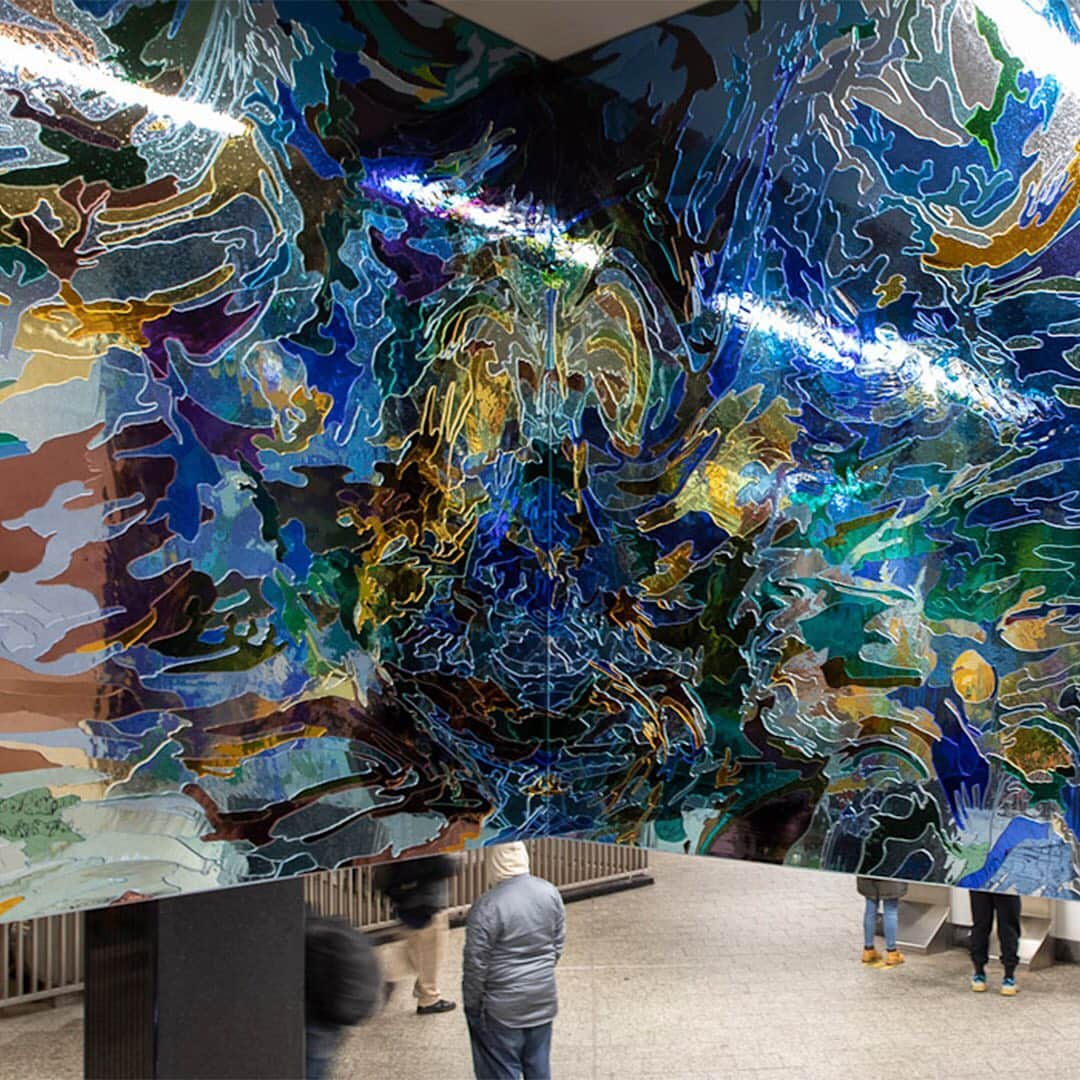 HYPEBEASTさんのインスタグラム写真 - (HYPEBEASTInstagram)「@hypebeastart: Jim Hodges is a New York-based installation artist who is best known for his mixed-media sculptures and collages that incorporate artificial flowers, mirrors, chains, and torn-up jeans. The artist recently unveiled a new permanent installation in New York City’s historic Grand Central Terminal. Entitled I dreamed a world and called it Love (2020), the sprawling public work is comprised of over 5,000 individually cut pieces of glass that the artist layered to create a swirling camouflage of over 70 various colors. Click the link in bio for more info.⁠⠀ Photo: Jim Hodges」1月3日 6時31分 - hypebeast