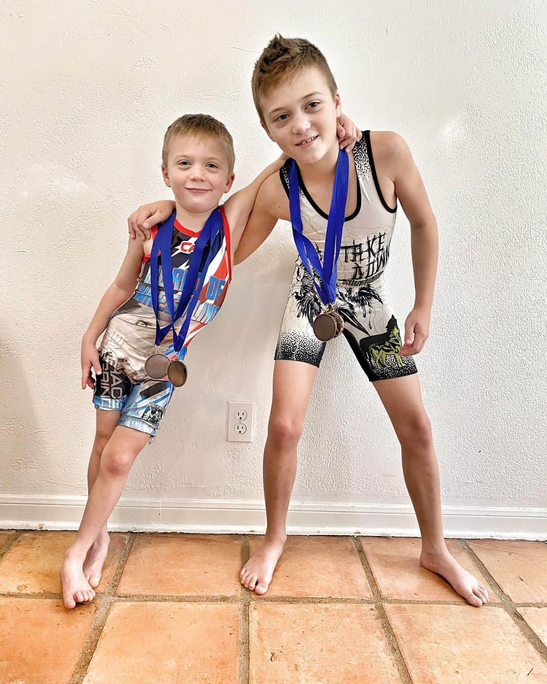 ショーン・パトリック・フラナリーのインスタグラム：「Today, Charlie watched his little brother have 10 matches... in 2 separate divisions... and win them all... with 9 of them being pins... all with his singlet on backwards. No fucks. Zero. Then Porter watched his big brother win all 6 of his matches... in 2 separate divisions... with all straight pins. Then Porter watched Charlie move up to an older kid’s 3rd division... and take a silver medal. And then we ate hamburgers. Delicious hamburgers. Like, REALLY fucking delicious.  #TheyCameFromMyBalls 🥇🥇🥇🥇🥈 PS... Just before his first match, I took Porter to throw out the (trouser) worm & we noticed that his singlet was on backwards. He looked up at me and asked, “does it work better forward?” “Nope, same shit either way”, I said. He thought... then shook, tucked, and finally pulled the straps back over his shoulders and looked up at me & said, “then we’ll leave it” before turning and walking out. No fucks. Zero.」