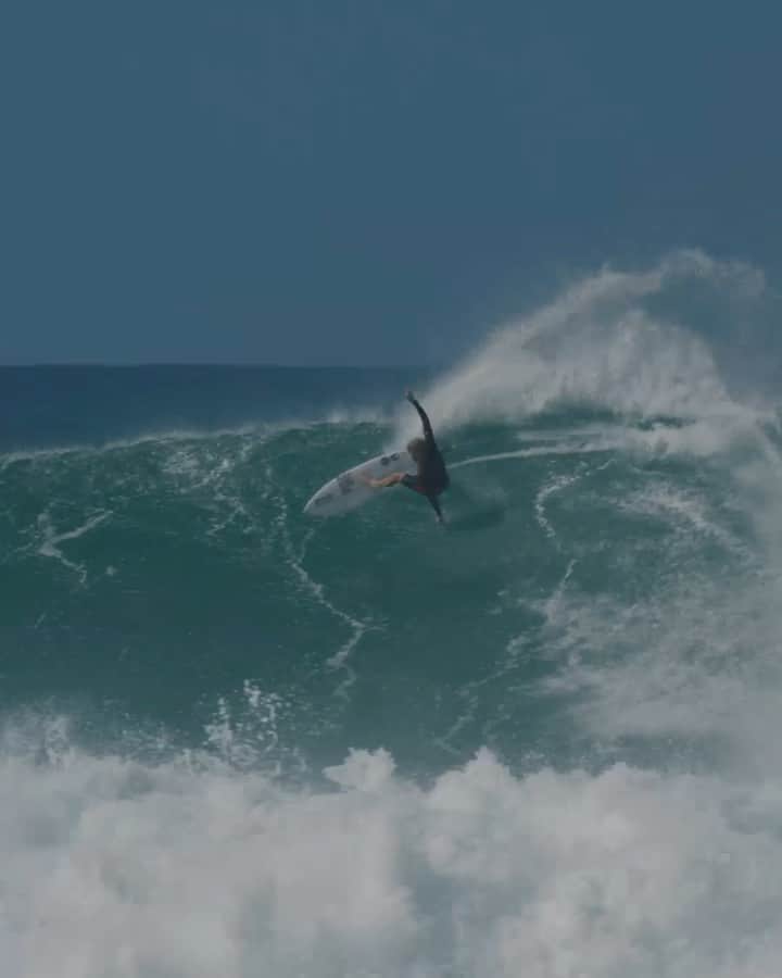 ジョン・ジョン・フローレンスのインスタグラム：「Waves have been fun the last couple days ! 🎥 @erik_knutson_」