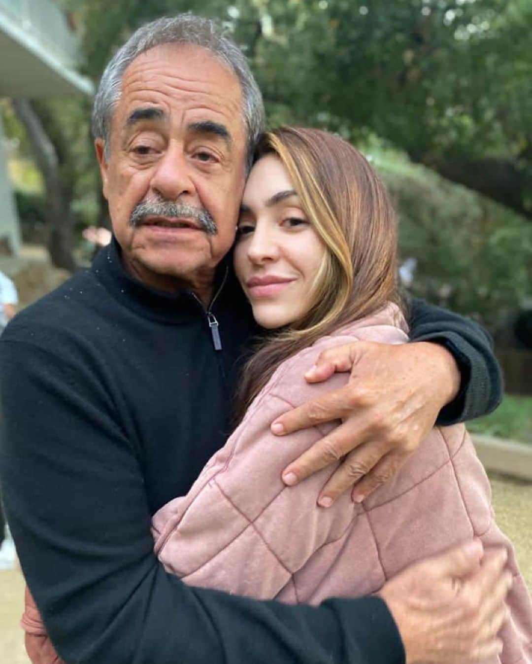 ナタリア・コルドバ・バックリーのインスタグラム：「Que ganas de abrazarte, bailar sin parar, tomar martinis hasta no entendernos y celebrar tu cumpleaños juntos en carne y hueso...será pronto!  Te adoramos Panchito @cordova6448 🤍♾  📷 @stephaniesigman gracias mi Yaqui!」