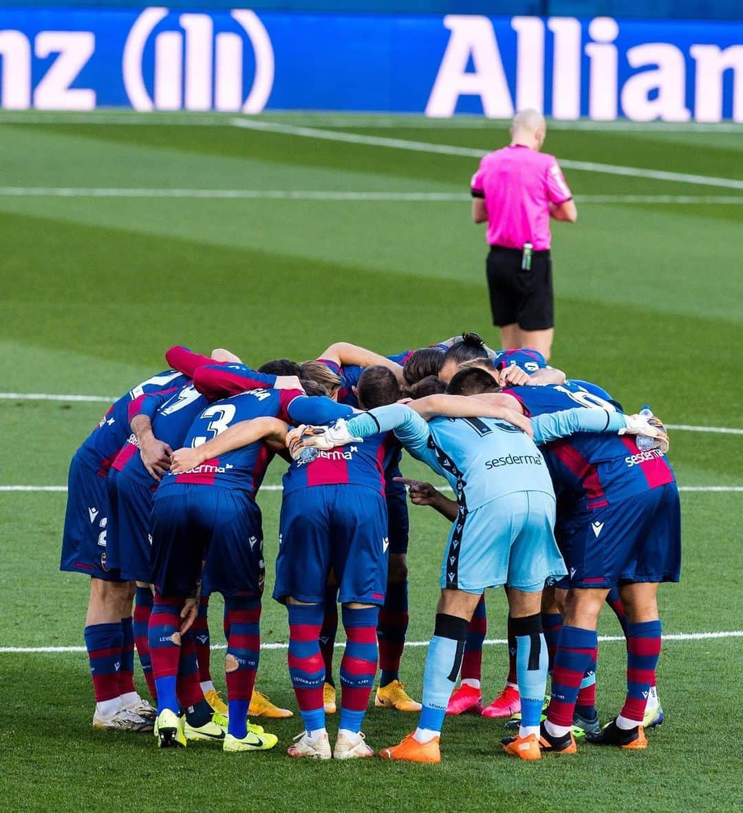 オスカル・デュアルテのインスタグラム：「Toca levantar la cabeza y seguir trabajando fuerte 💪🏼 Pensando ya en el próximo partido.  @levanteud 🐸 #juntossomosmasfuertes」