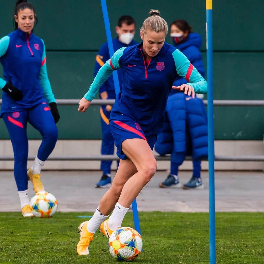 Ana Maria Crnogorcevicさんのインスタグラム写真 - (Ana Maria CrnogorcevicInstagram)「First practise of 2021! Happy New Year🎊🎉  how much do you like our new practise kit?😍😍  #fcbarcelona #fcbfemeni #forçabarça」1月3日 7時02分 - ana_crnogorcevic