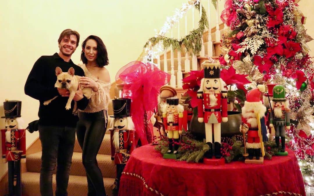 のインスタグラム：「Wishing you all a happy 2021! May this year bring you all so much peace, joy and lots of love. Love Matt, Cheryl and Ysabella.」