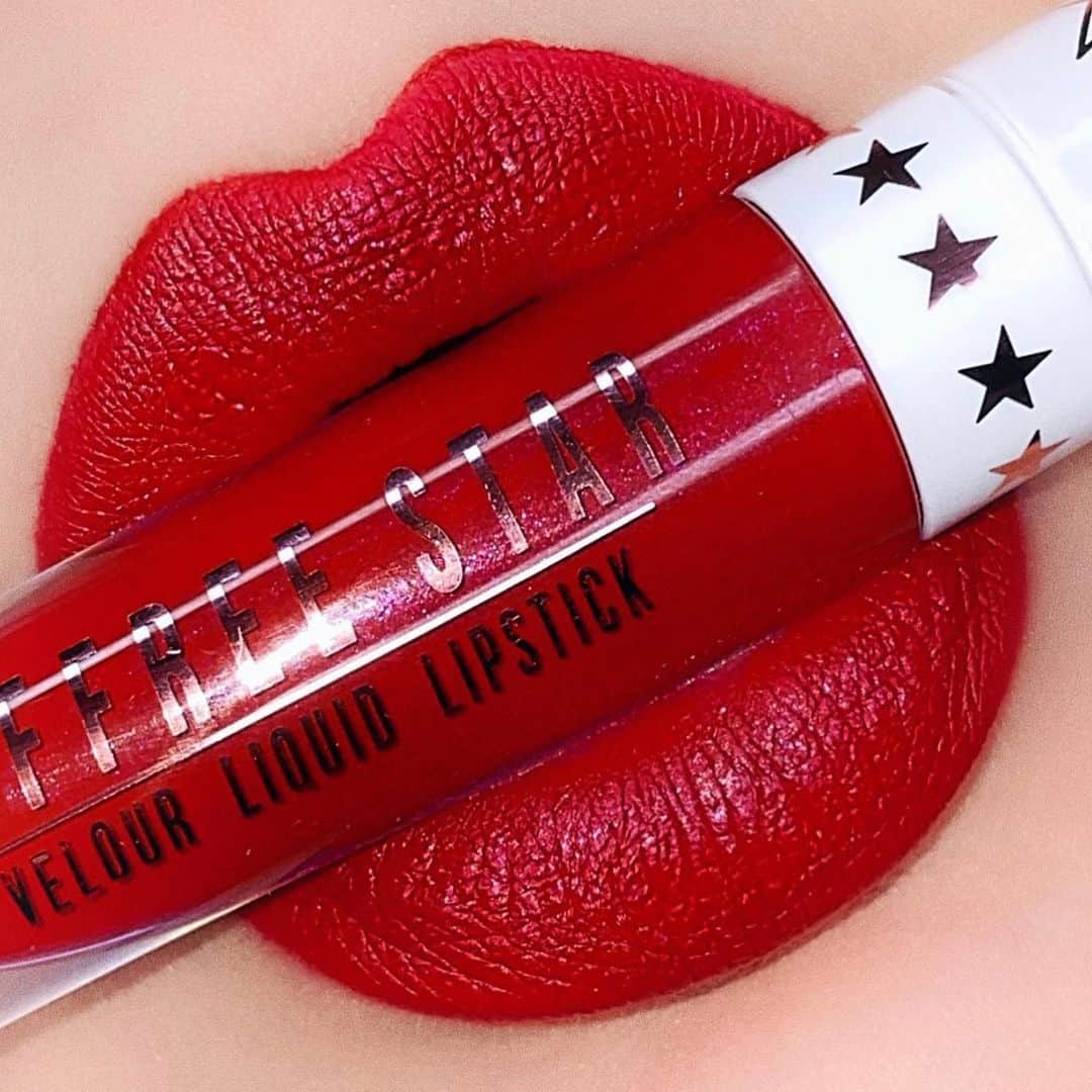 Jeffree Star Cosmeticsさんのインスタグラム写真 - (Jeffree Star CosmeticsInstagram)「@makeup_luver_beauty_blog1 swatching our #velourliquidlipstick in the shade Hoe Hoe Hoe! ❤️ What is your go to red lip? 💋   #jeffreestarcosmetics」1月3日 7時06分 - jeffreestarcosmetics