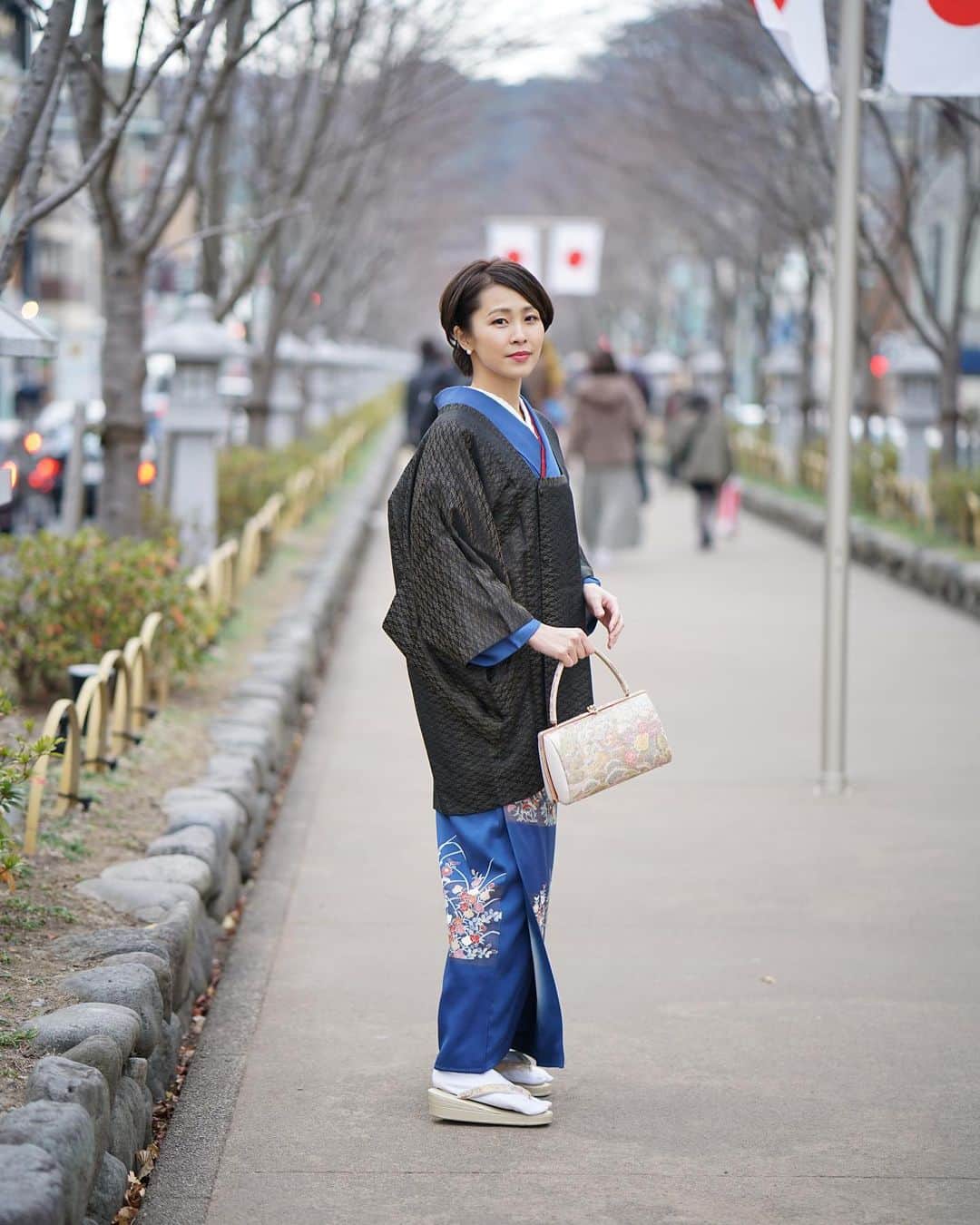坂元美香さんのインスタグラム写真 - (坂元美香Instagram)「おはよー  道行を着ると大人の女性的な お上品さが出るので好きです☺️  段葛の国旗がまたお正月らしくて 良いですね🎌☺️  着物… @kamakura.kimono.kanon photo… @photogragon   #鎌倉着物花のん #鎌倉着物レンタル #着物 #和服 #訪問着 #鎌倉 #大人の着物 #美しい着物 #道行 #道行コート #みちゆき #鶴岡八幡宮 #段葛 #大人ショート #大人ショートボブ」1月3日 7時17分 - mika_saka