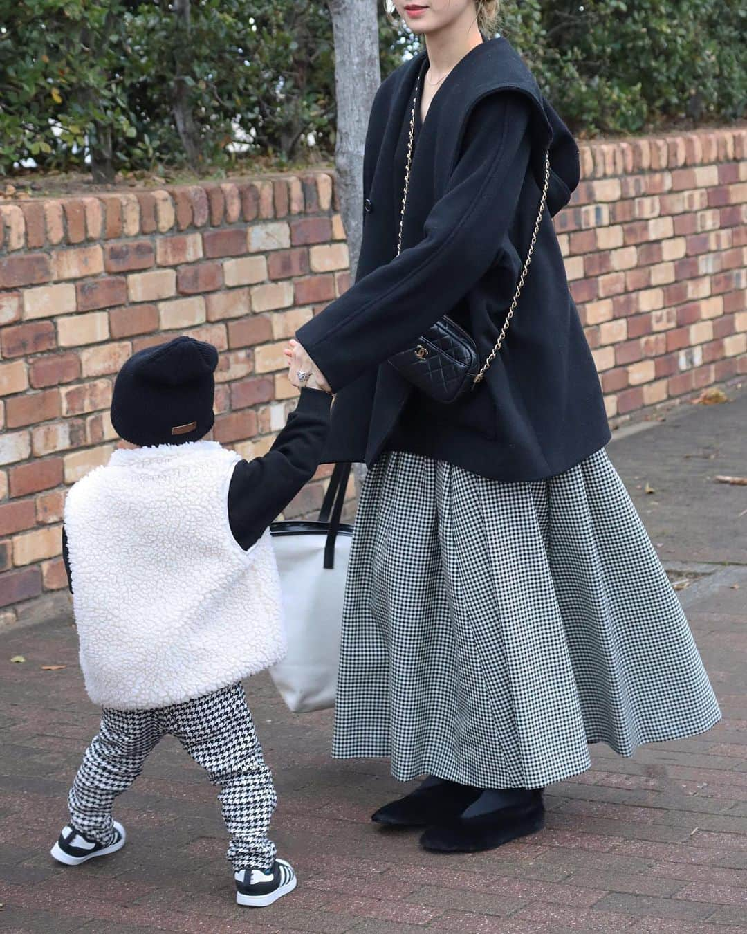 あすかさんのインスタグラム写真 - (あすかInstagram)「ㅤ ㅤ ㅤ ㅤ  ㅤ 久しぶりに長男と👦🏻 幼稚園通うようになり一緒に 撮るのが久しぶりで嬉しい🖤 次男はお昼寝中でした👶🏼💤  ㅤ  ㅤ mama ㅤ knit&bag： @bebe____ange casquette： @dior sk：　@leurlogetteofficial  outer： @gypsohila.jpn necklace： @m3_h4_ shoes： @jilsander  ㅤ tops&knit cap&boa vest： @bebe____ange pt： @petitmain_official shoes： @adidasoriginals   ㅤ  ㅤㅤ  ㅤ  #coordinate#locari#mamagirl#dior#diorinternational#jilsander#今日の服#コーディネート#カジュアル#シンプル#プチプラコーデ#千鳥格子#ブラックコーデ#お仕事コーデ#新米ママ#男の子ママ#ママコーデ#インナーカラー#ママファッション#アラサーコーデ#着回しコーデ#キャスケット# #2歳差育児#兄弟ママ#親子コーデ# ㅤ ㅤ ㅤ」1月3日 7時26分 - ask_____10