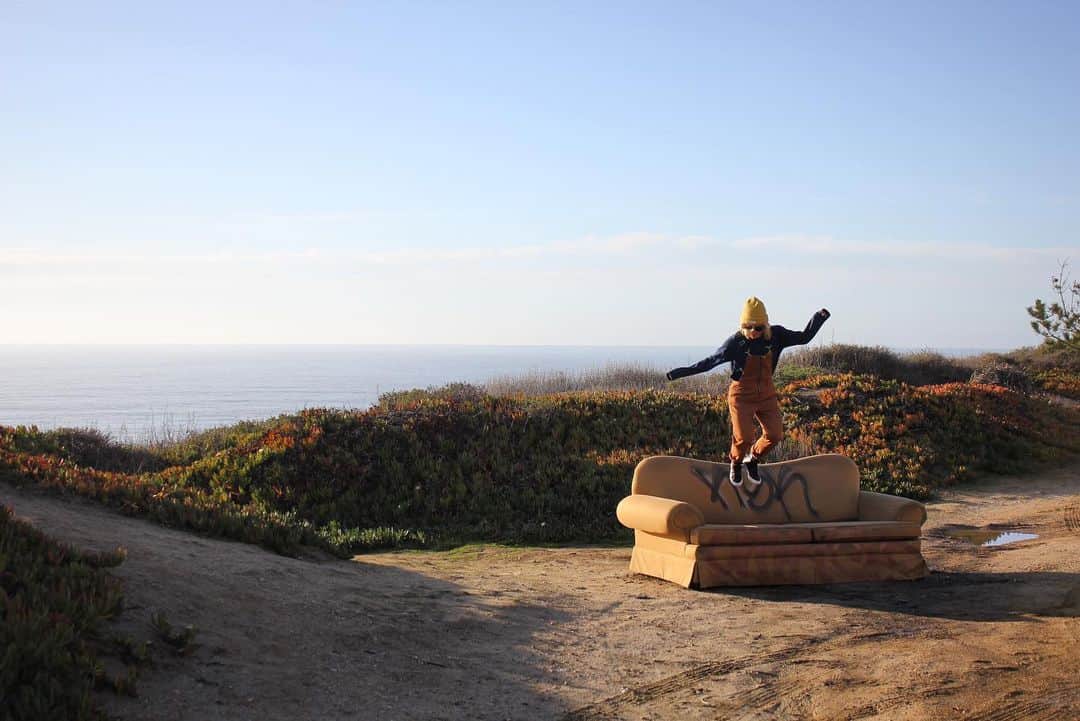 モーガン・キングのインスタグラム：「Well 2020 didn’t go the way any of us planned but it sure made us prioritize the things we need in this world. Thanks to all my humans who have loved and supports me. West Coast has my heart and soul. Here’s to finding the random couches on the side of the road that brings joy and everything else in between in 2021. ✌🏼💛🌎」