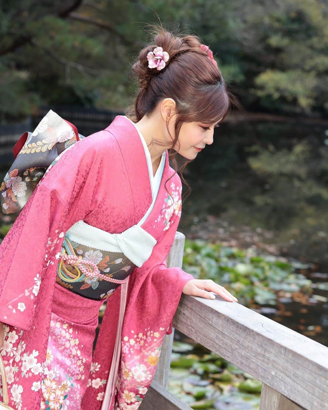 利咲のインスタグラム：「お正月🎍 ゆっくり英気を養えましたか？💖  振り袖姿Another shot👘 少しでもお正月気分をどうぞ👋  振り袖って普通の着物と違い、 着る物も多く帯の長さ、袖の長さも長く重みもあって特別な感じ。ゴージャス🌟  着物は年に一回は着れるようにしたいな🤍  さて、2021年という新たな旅路に出掛けましょう〜  #お正月 #2021 #振り袖 #着物 #明治神宮 #kimono #newyear  #happynewyear #happynewyear2021 #🎍 #👘 #meijijingu #meijijingushrine #japanesekimono #成人式 #晴れ着」