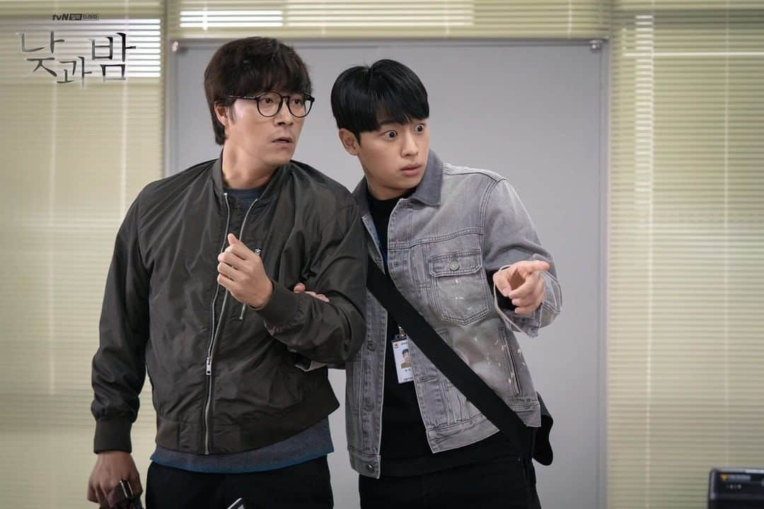 tvN DRAMA【韓国】さんのインスタグラム写真 - (tvN DRAMA【韓国】Instagram)「문재웅 줍줍해온 제이미, but he is...  예고살인추리극 #낮과밤 🌗 매주 [월,화] 밤 9시 tvN 방송 #남궁민 #김설현 #이청아 #윤선우 #awaken」1月3日 18時30分 - tvn_drama