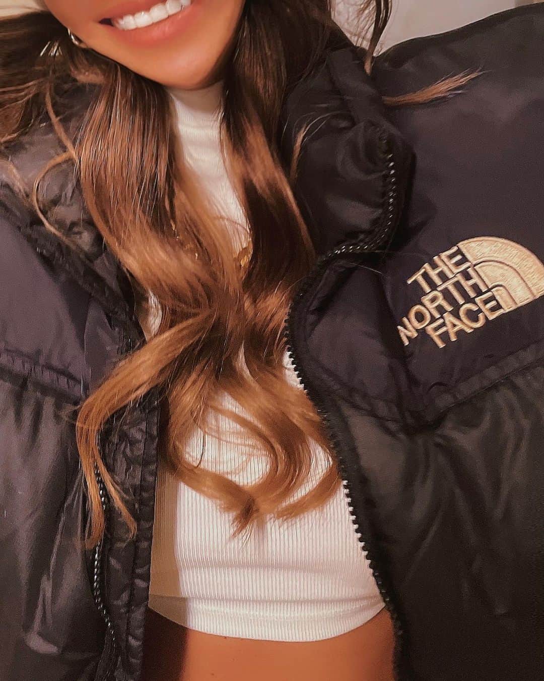 MARISのインスタグラム：「寝正月🍊🥱 ぽかぽか陽が当たる場所で昼寝するのが、幸せ🐮💕 いよいよ　@thenorthface の時期がやってきたね⛄️ #nuptse #nuptsejacket #thenorthface #ヌプシ  #fashion #outfit #outer #jacket #お正月 #冬 #2021」